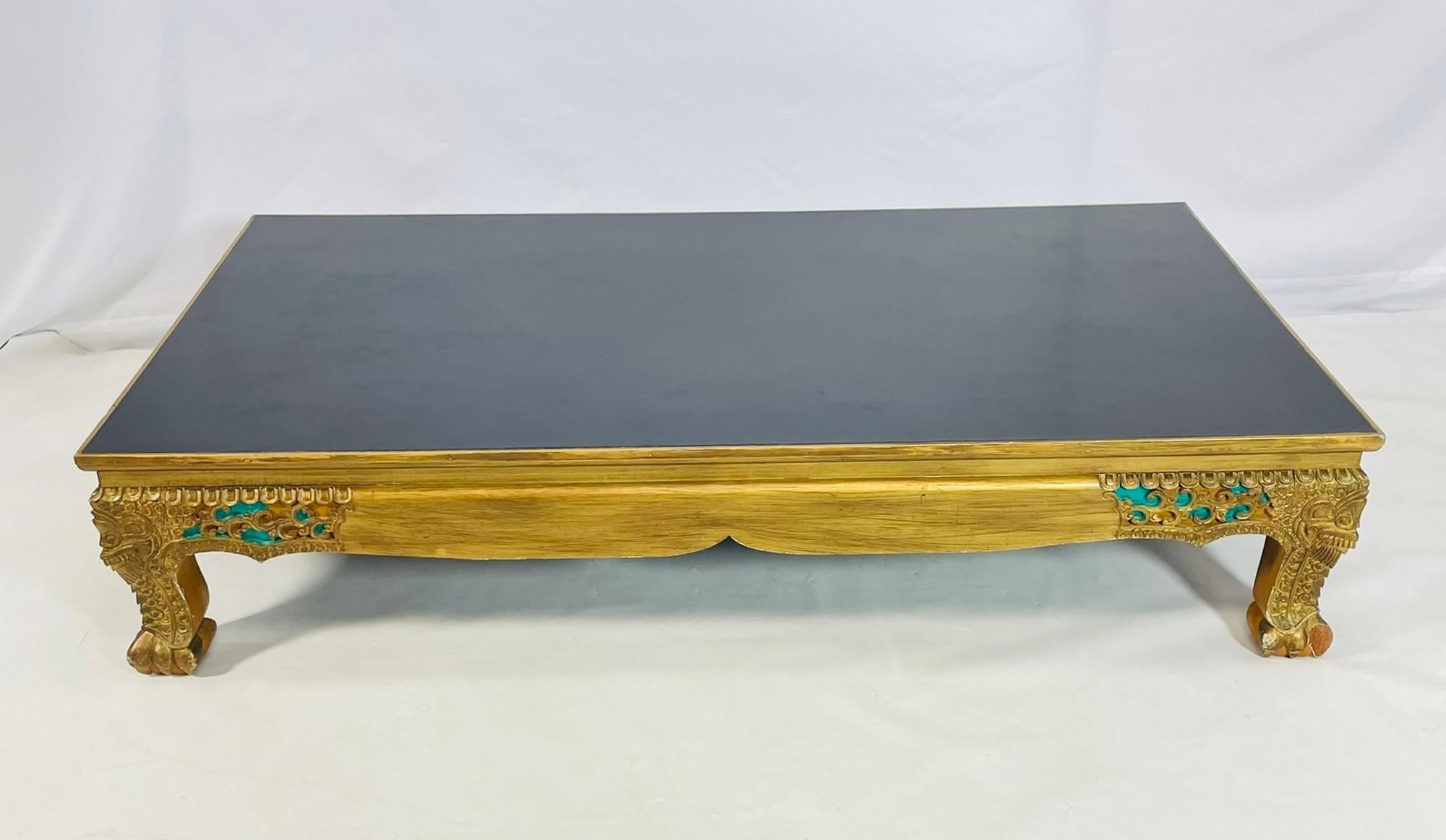 Table basse monumentale conçue par Bill Meyer et fabriquée à Hong Kong dans les années 1950.

La pièce est fabriquée à la main en bois massif, avec de magnifiques détails sculptés et peints à la main.

La pièce conserve le Label du