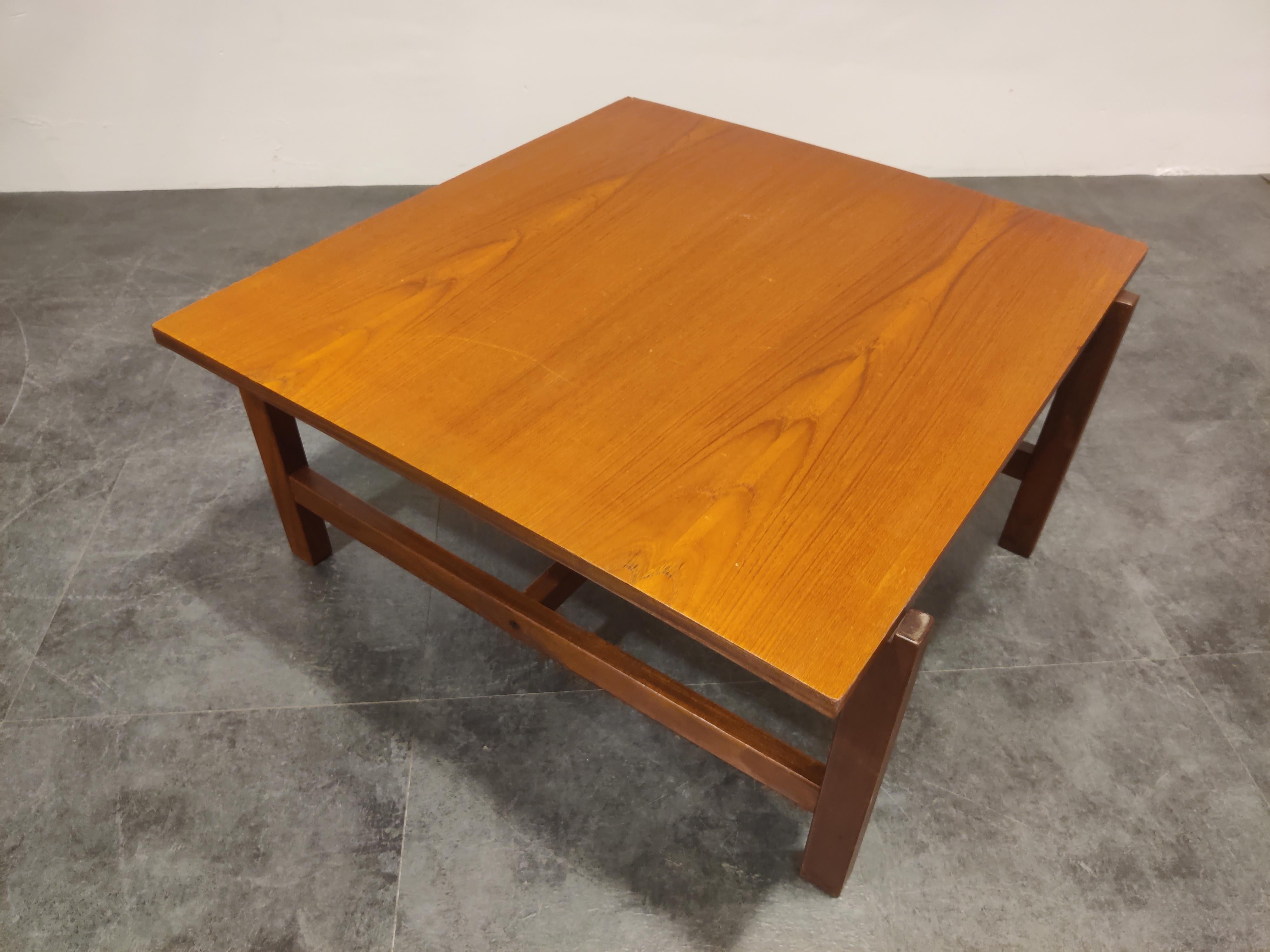 Midcentury coffee table with reversable top designed by Cees Braakman for Pastoe in de 1950s.

This teak wooden coffee table has a reversable top with teak or a white formica top.

Japanese series table base

Condition: normal user traces and