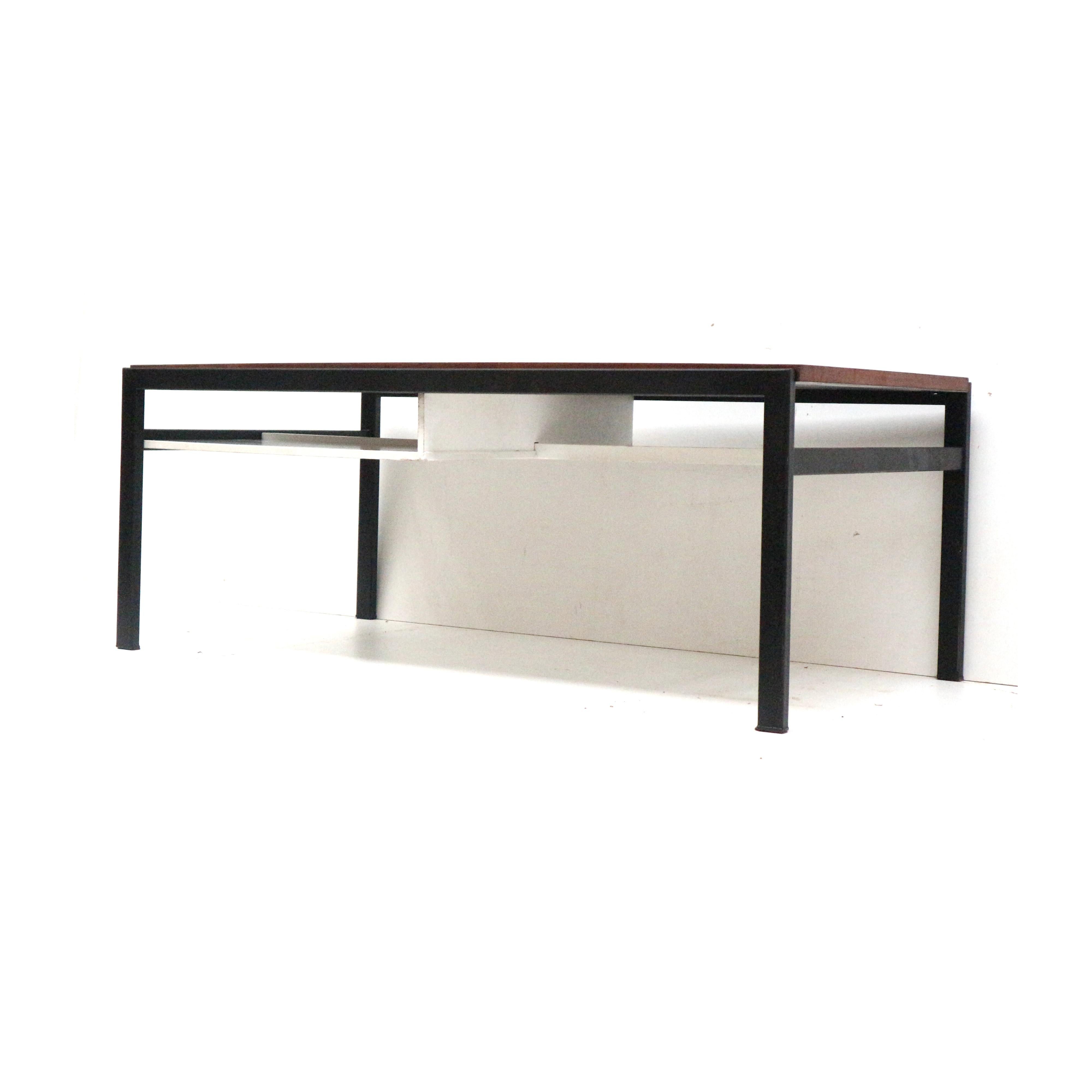 Table basse vintage par Cees Braakman pour Pastoe série japonaise Modèle TU04.

Dimensions :
Largeur : 120 cm
Profondeur : 63 cm
Hauteur : 46.5 cm

La table présente des signes mineurs d'utilisation correspondant à son âge.