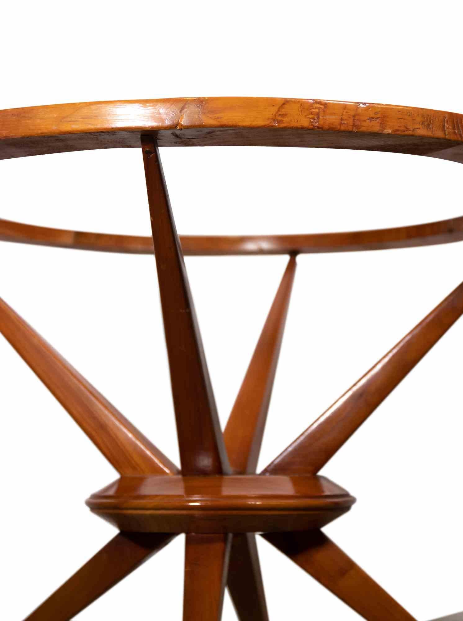 Der Couchtisch ist ein Originaldesign-Möbel von Cesare Lacca aus der Mitte des 20. Jahrhunderts.

Schöner kleiner Tisch, italienisches Design in Holz und Glasplatte.

Der 1929 in Neapel geborene italienische Architekt und Designer Cesare Lacca