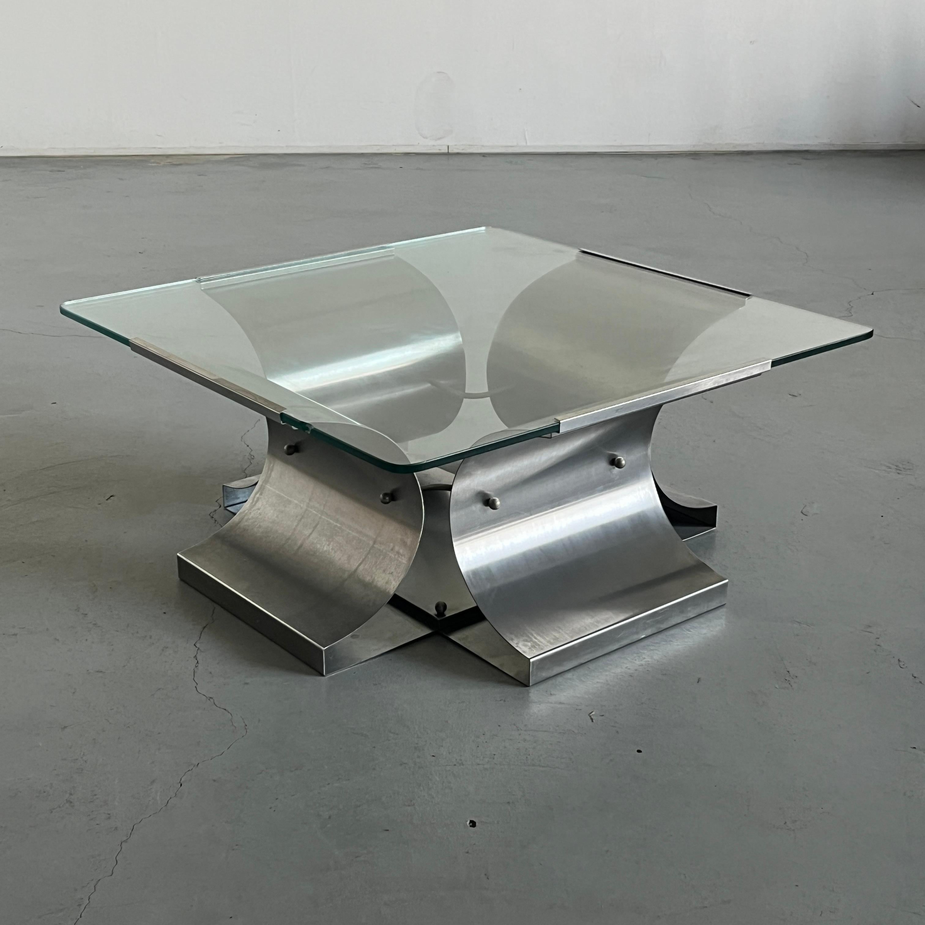 Unique, belle table basse vintage de Francois Monnet pour le fabricant français Kappa. Composé d'une base incurvée en acier brossé qui soutient un plateau de table carré en verre.
Produit en Italie dans les années 1970.

Peut être démontée, mais le