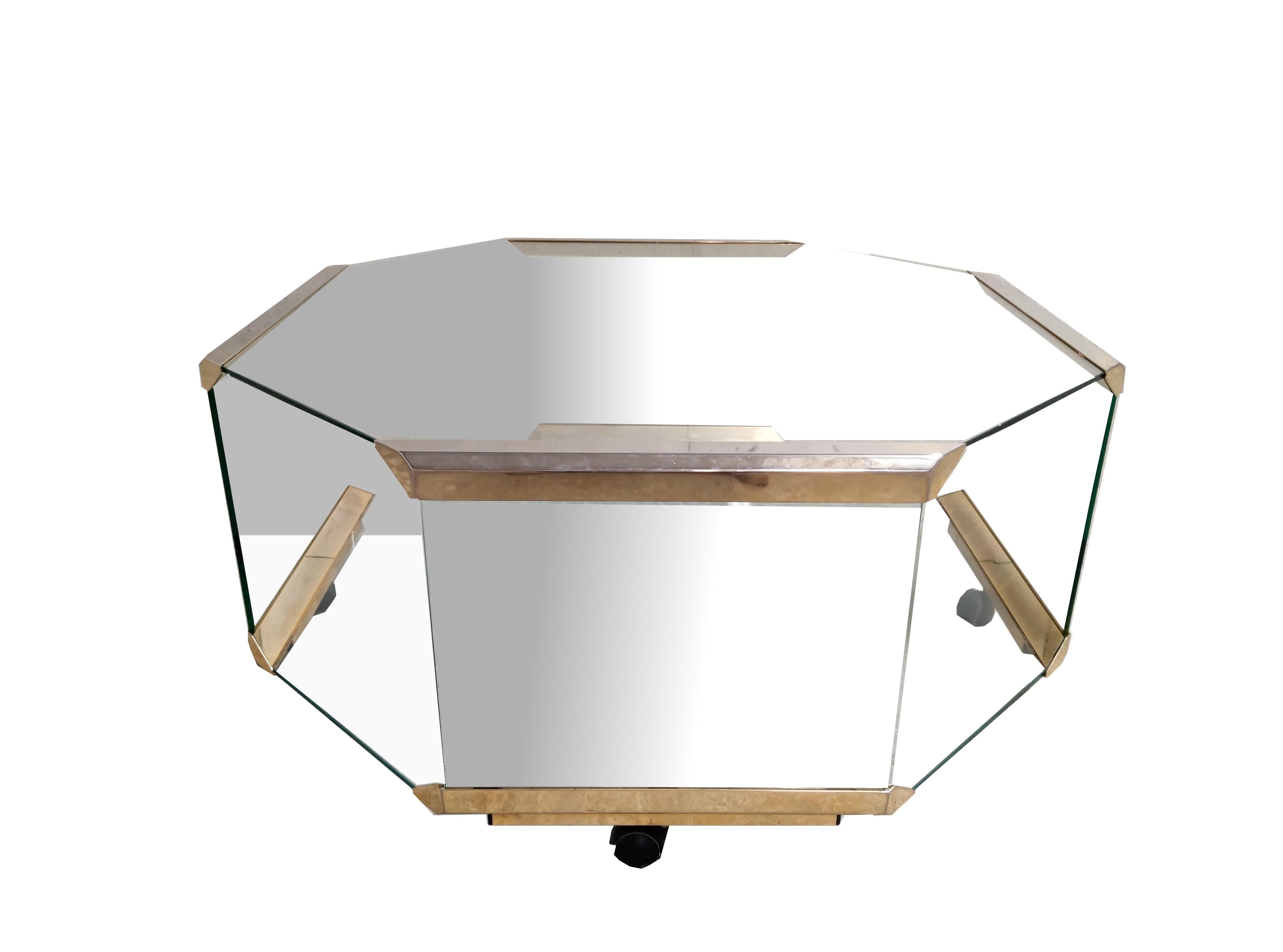Lovely glass and brass coffee table on wheels.

Manufactured by Galotti & Radice.

Ideal display coffee table.

Good condition, slight fading of the brass on some spots.

1980s, Italy

Dimensions:

Height 45 cm/17.71