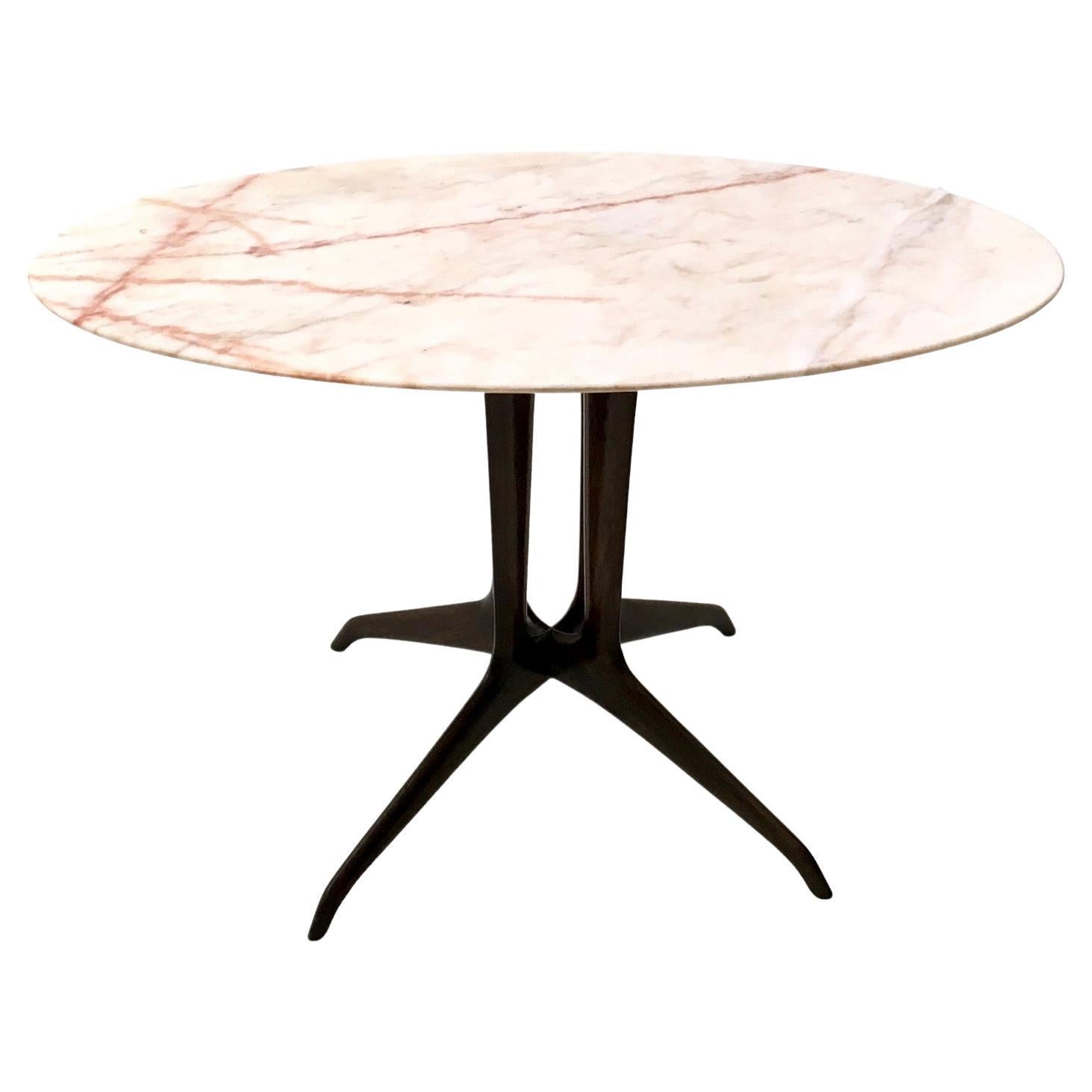 Fabriqué en Italie, années 1950.
Cette table basse présente un socle en hêtre ébonisé et un plateau ovale en marbre rose du Portugal.
Il s'agit d'une pièce vintage, elle peut donc présenter de légères traces d'utilisation, mais elle peut être