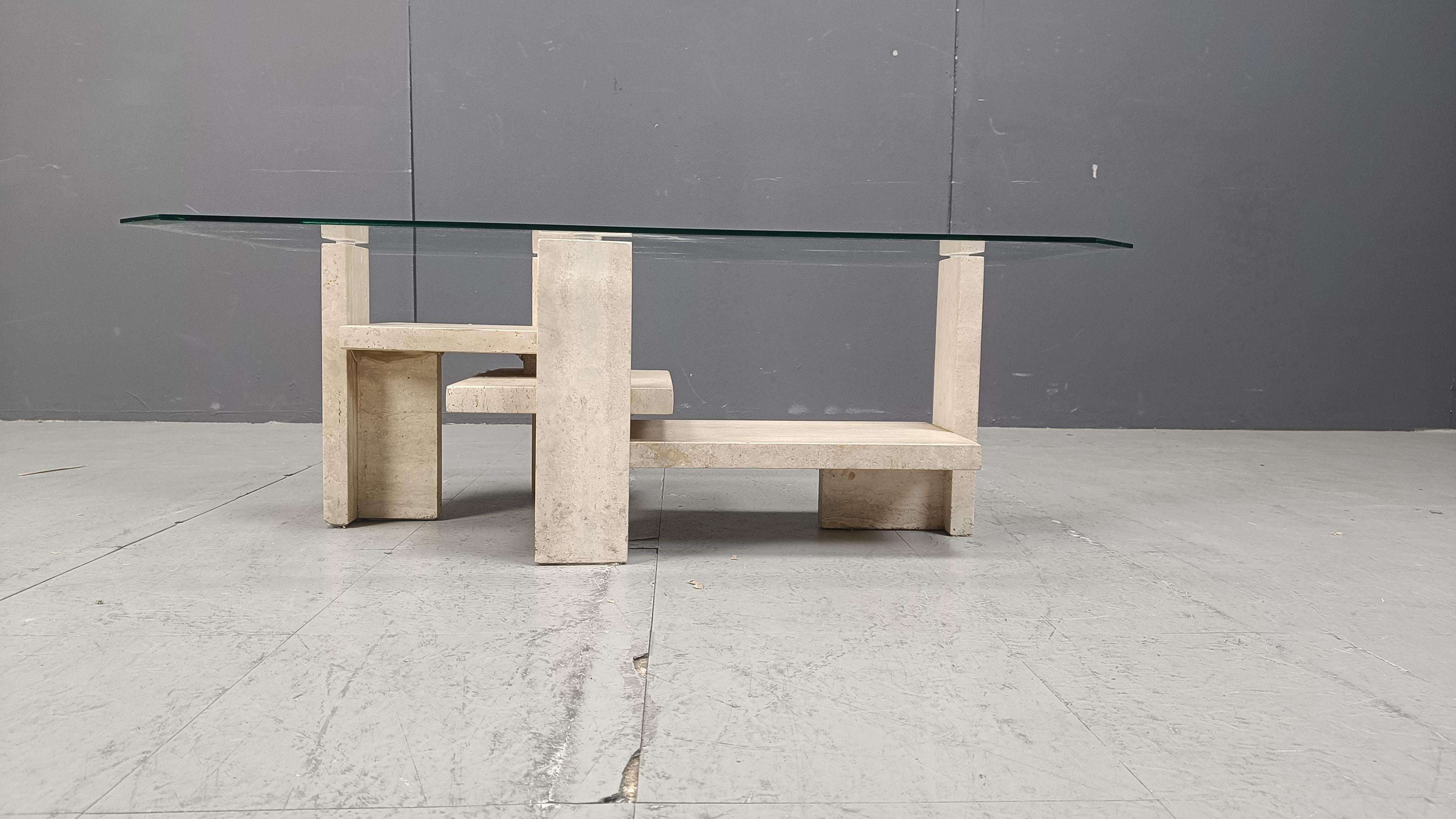Tavolino architettonico realizzato con una solida base in travertino. 

Il tavolo è stato progettato da Willy Ballez.

Tutti questi tavoli sono realizzati a mano, quindi sono sempre un po' diversi.

Il look/design moderno si sposa bene con gli