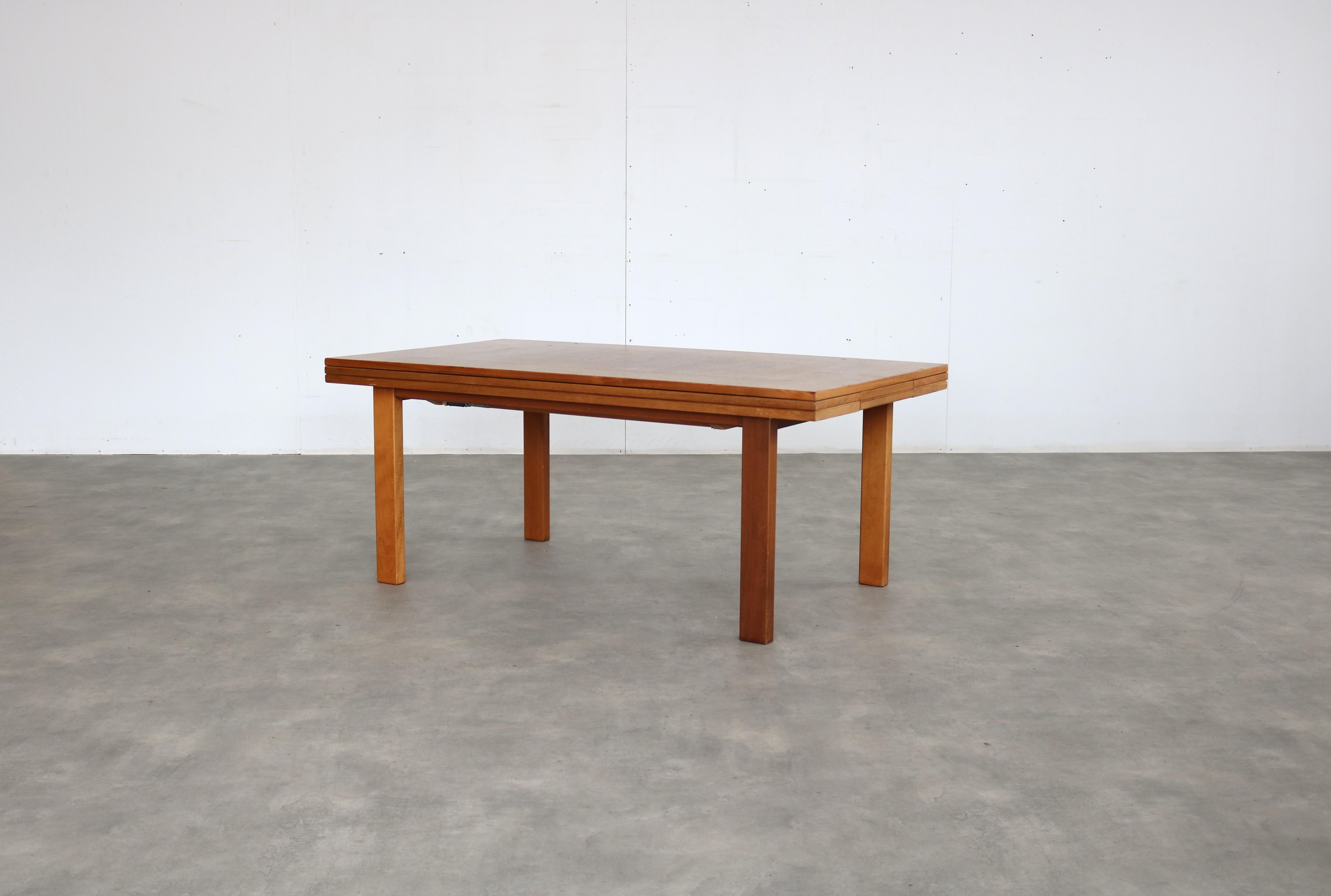 tavolino vintage  tavolo da pranzo  regolabile  1960s

Tavolino da caffè svedese che può essere trasformato in un tavolo da pranzo. 

periodo  1960s
design  sconosciuto  Svezia
condizione  buono  piccoli segni d'uso
dimensioni del tavolino  54 x 130