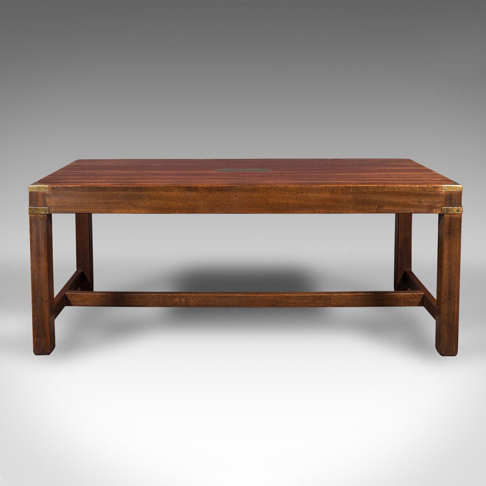 Il s'agit d'une table basse vintage. Table basse anglaise en acajou et laiton, de style Campaigner, datant de la période Art déco, vers 1930. Avec des proportions sûres et des détails raffinés, cette table constitue une pièce maîtresse attrayante