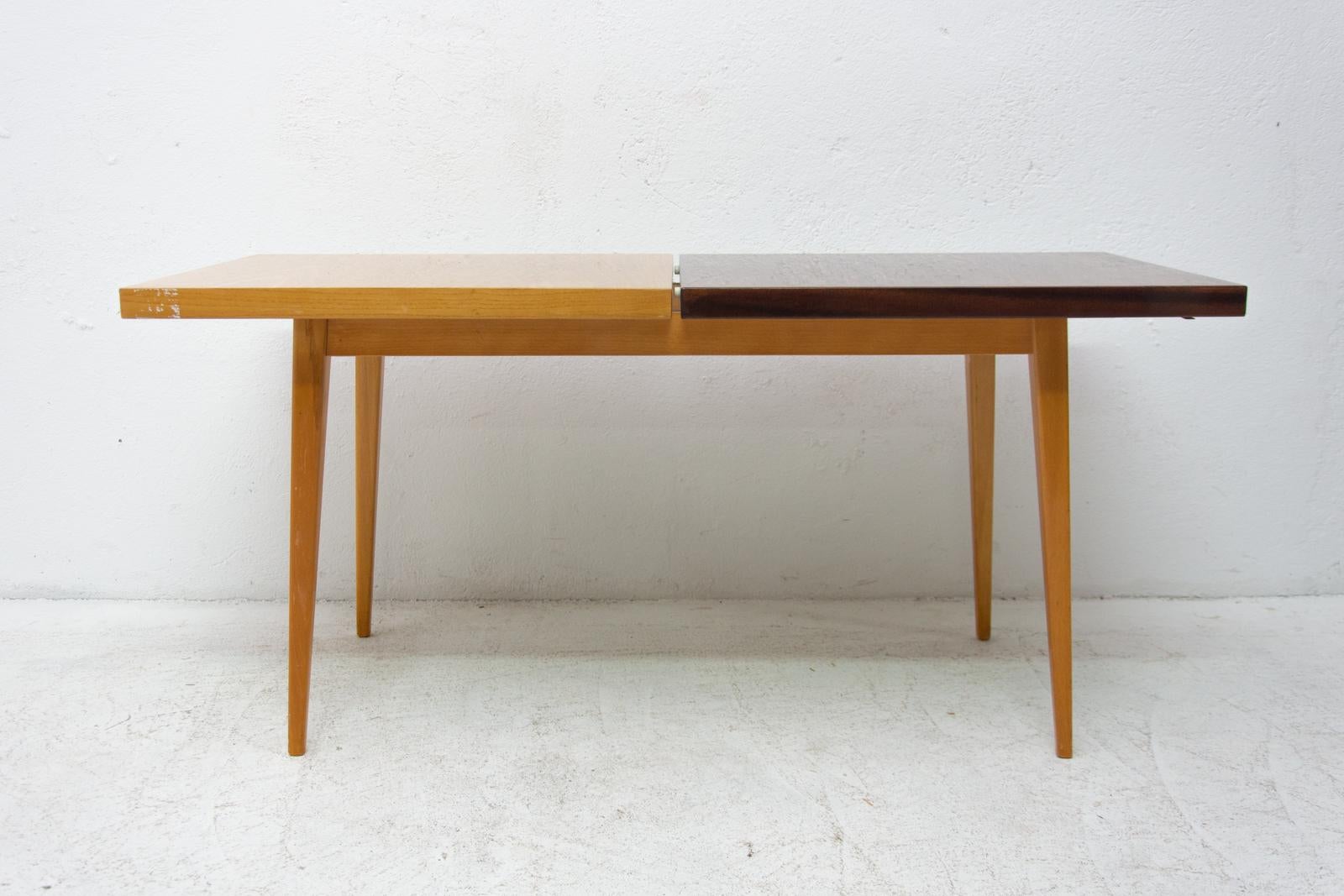 Tavolino vintage realizzato dall'azienda Jitona nell'ex Cecoslovacchia negli anni Settanta. Impiallacciatura in Wood e olmo.
In ottime condizioni vintage.