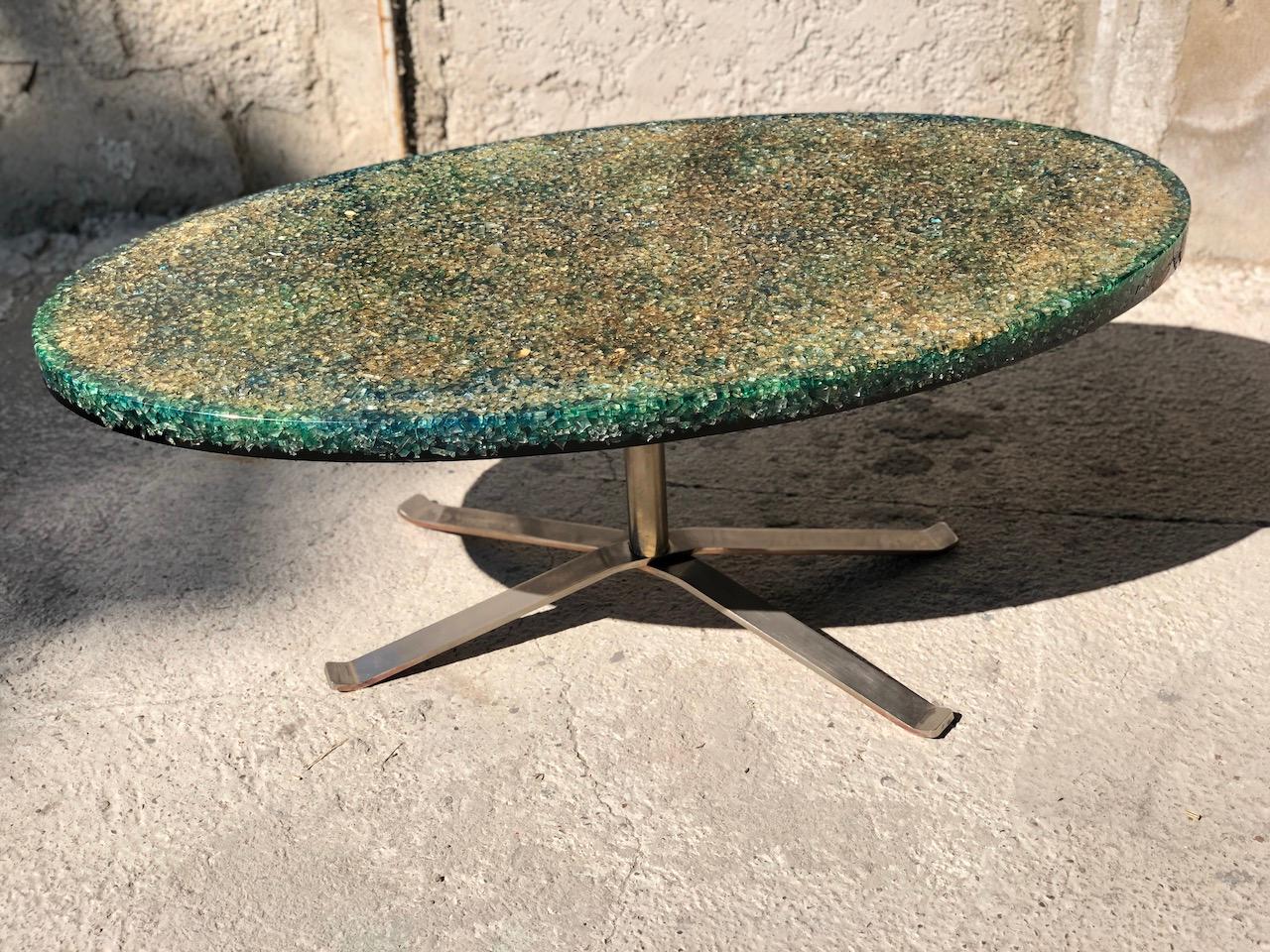 Pierre Giraudon coffee table (1923 - 2012) with oval top in black and green resin, incorporating yellow ribbons. A straight tubular base terminated by four curved legs in chromed metal. High. 42 cm. Width 108 cm. Depth: 59 cm.