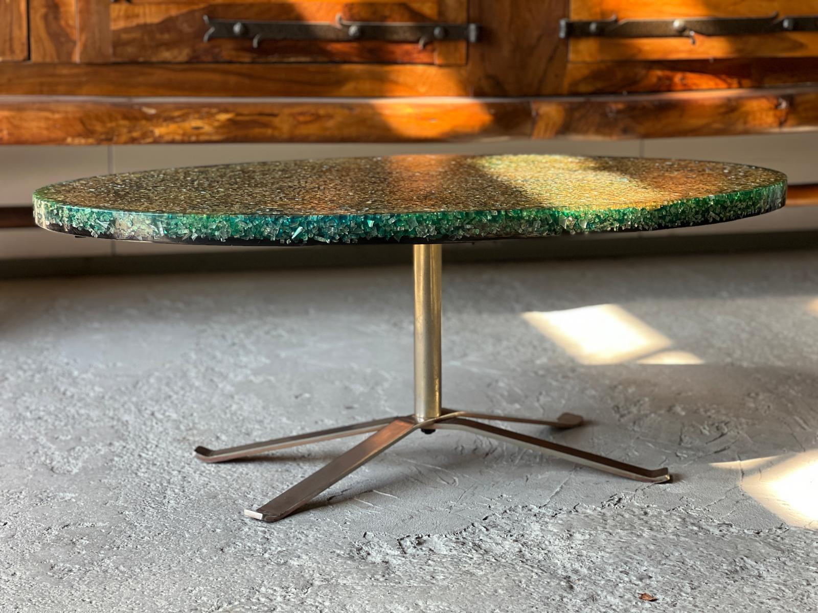 Tavolino da caffè Pierre Giraudon (1923 - 2012) con piano ovale in resina nera e verde, con nastri gialli incorporati. Una base tubolare dritta termina con quattro gambe curve in metallo cromato. Altezza. 42 cm. Larghezza 108 cm. Profondità: 59 cm.