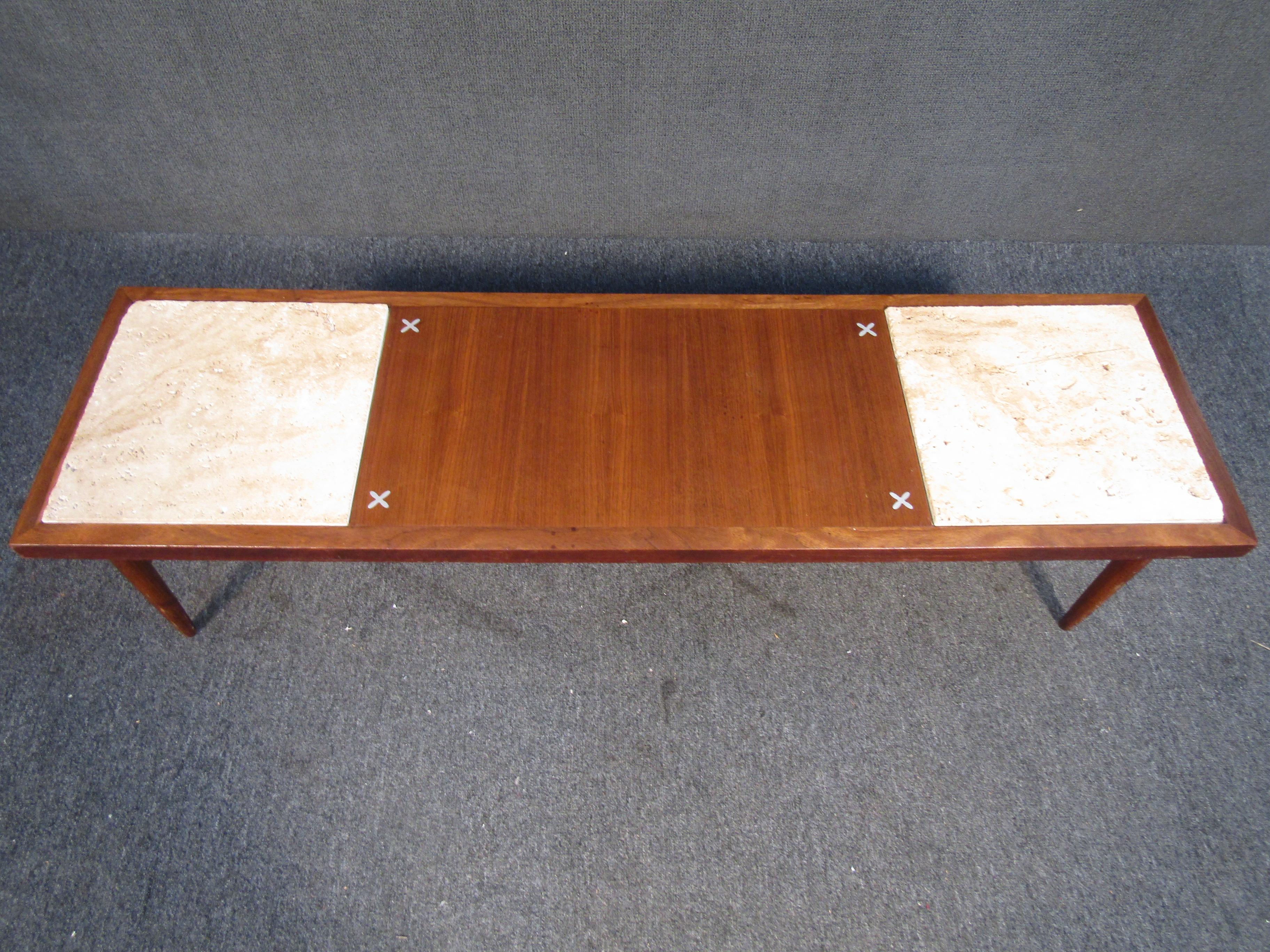 Con ricas vetas de madera de teca, llamativas incrustaciones de piedra y un elegante diseño de mediados de siglo. Por favor, confirme la ubicación del artículo con el vendedor (NY/NJ).