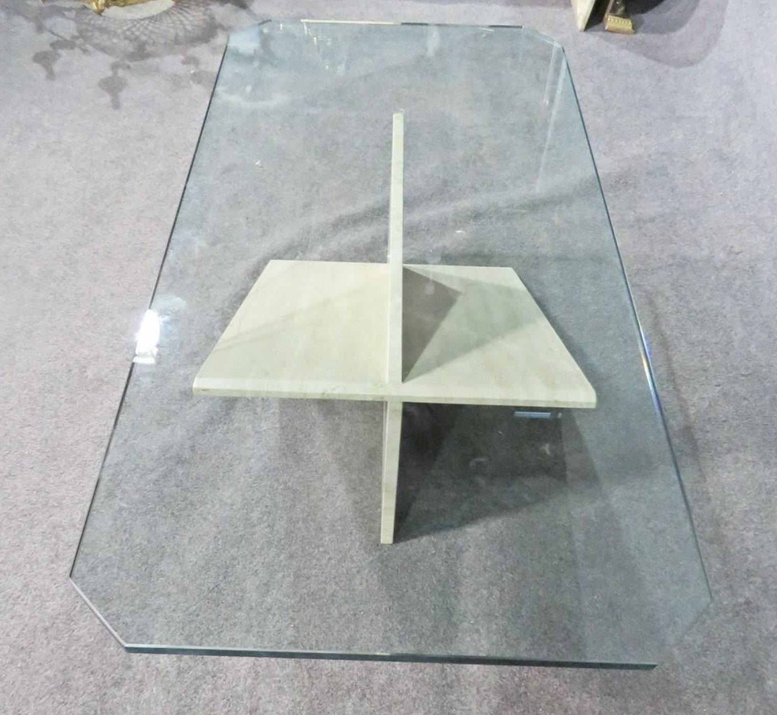 Moderne Table basse vintage en travertin et verre en vente