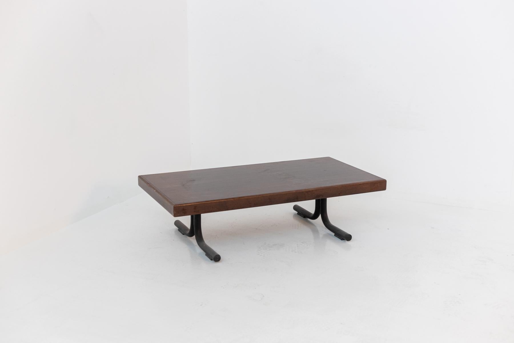 Vintage Coffee Table in Wood by Osvaldo Borsani for Tecno In Good Condition For Sale In Milano, IT