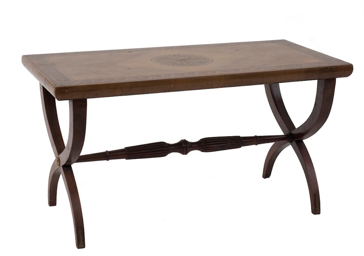 Der Couchtisch ist ein originelles Design-Möbelstück, das im 20. Jahrhundert von einer italienischen Manufaktur hergestellt wurde.

Eleganter Couchtisch im Stil der Restaurierung. Walnussholz mit eingelegter Ahorn- und Ebenholzplatte.