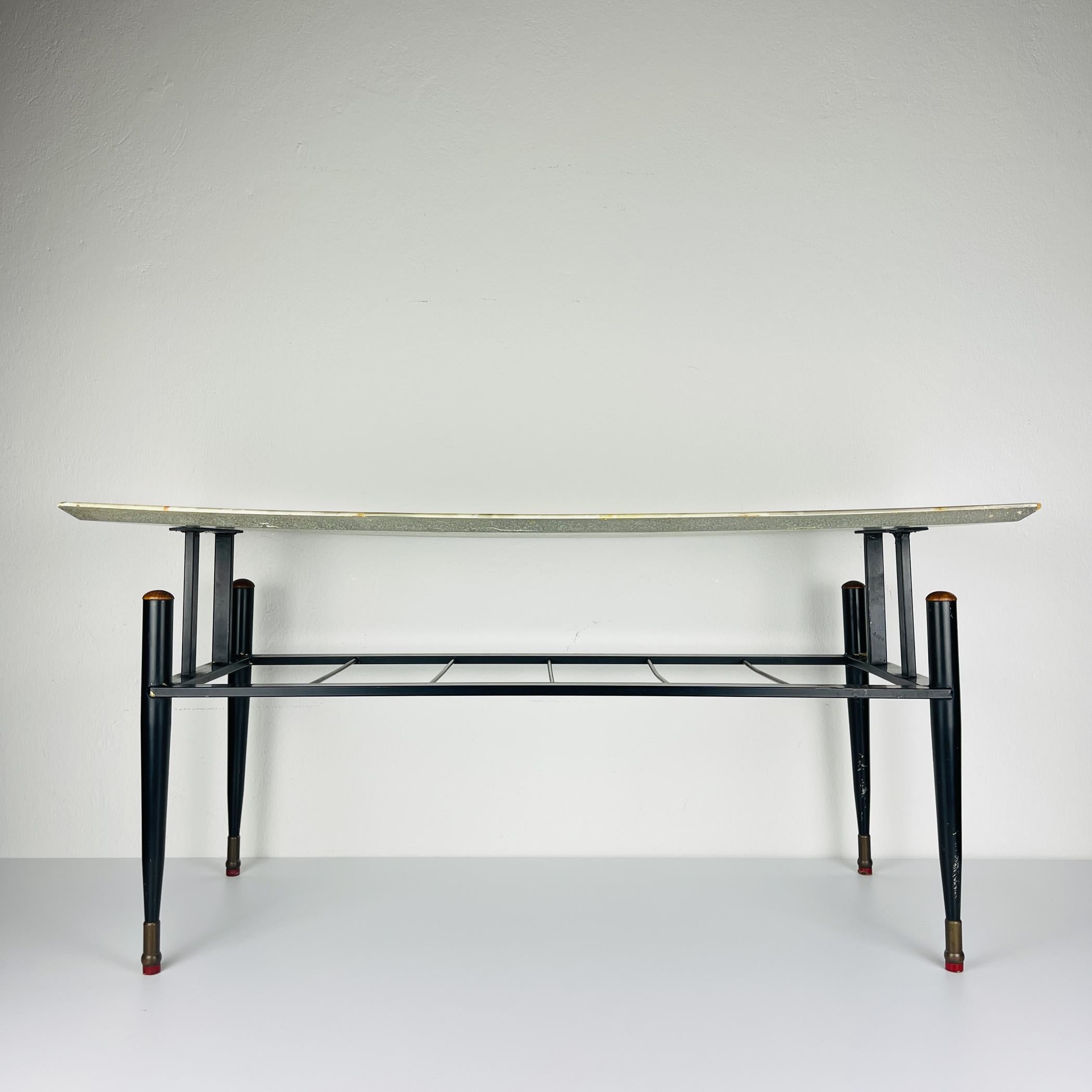 

Preciosa mesa de centro vintage fabricada en Italia en los años 50.
Muy cómodo de usar. Puedes colocar en él bebidas, libros, un teléfono o un bolso. También es una bonita pieza de decoración vintage. Es tan útil como bonita, por lo que es