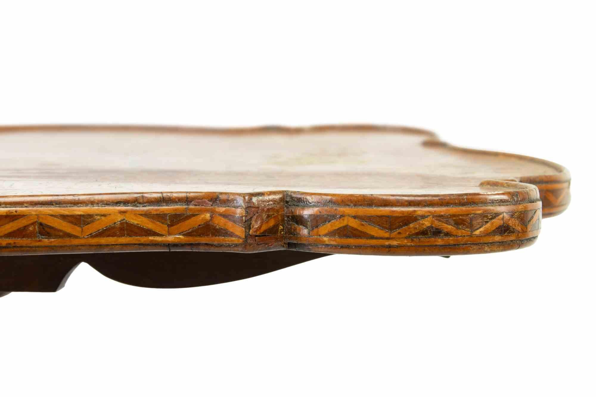 Der Vintage Couchtisch ist ein Designobjekt aus dem Österreich des 19. Jahrhunderts.

Eleganter kleiner Segeltisch aus Ahornholz mit Volutenintarsien aus Nussbaumholz, gedrechseltes Gestell, das auf vier geschwungenen Kragsteinen ruht.

Defekte an