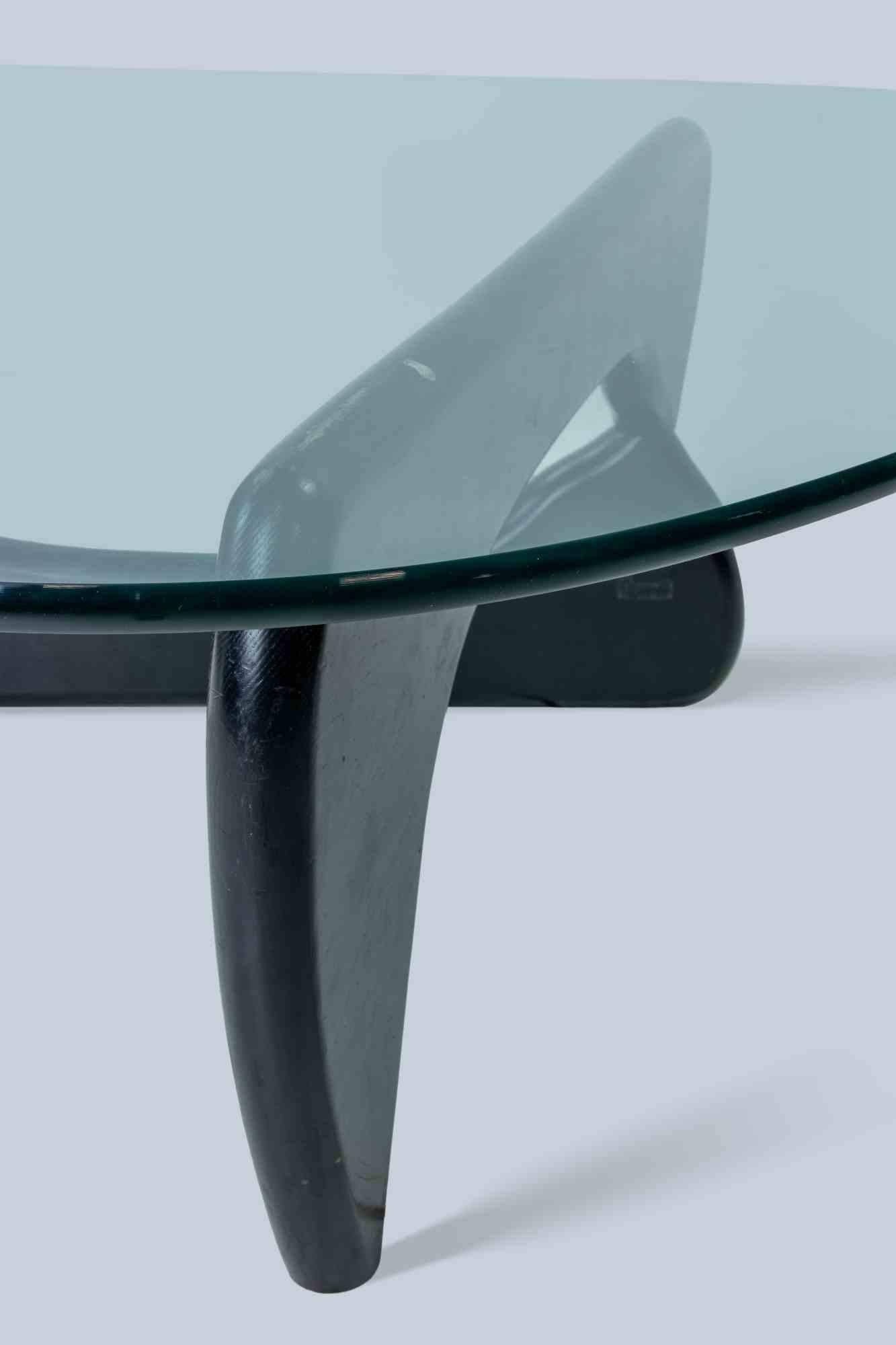 Tavolino da caffè vintage realizzato da Isamu Noguchi, modello IN-50.

Tavolo in vetro e base in legno di ciliegio laccato.

Ottime condizioni.