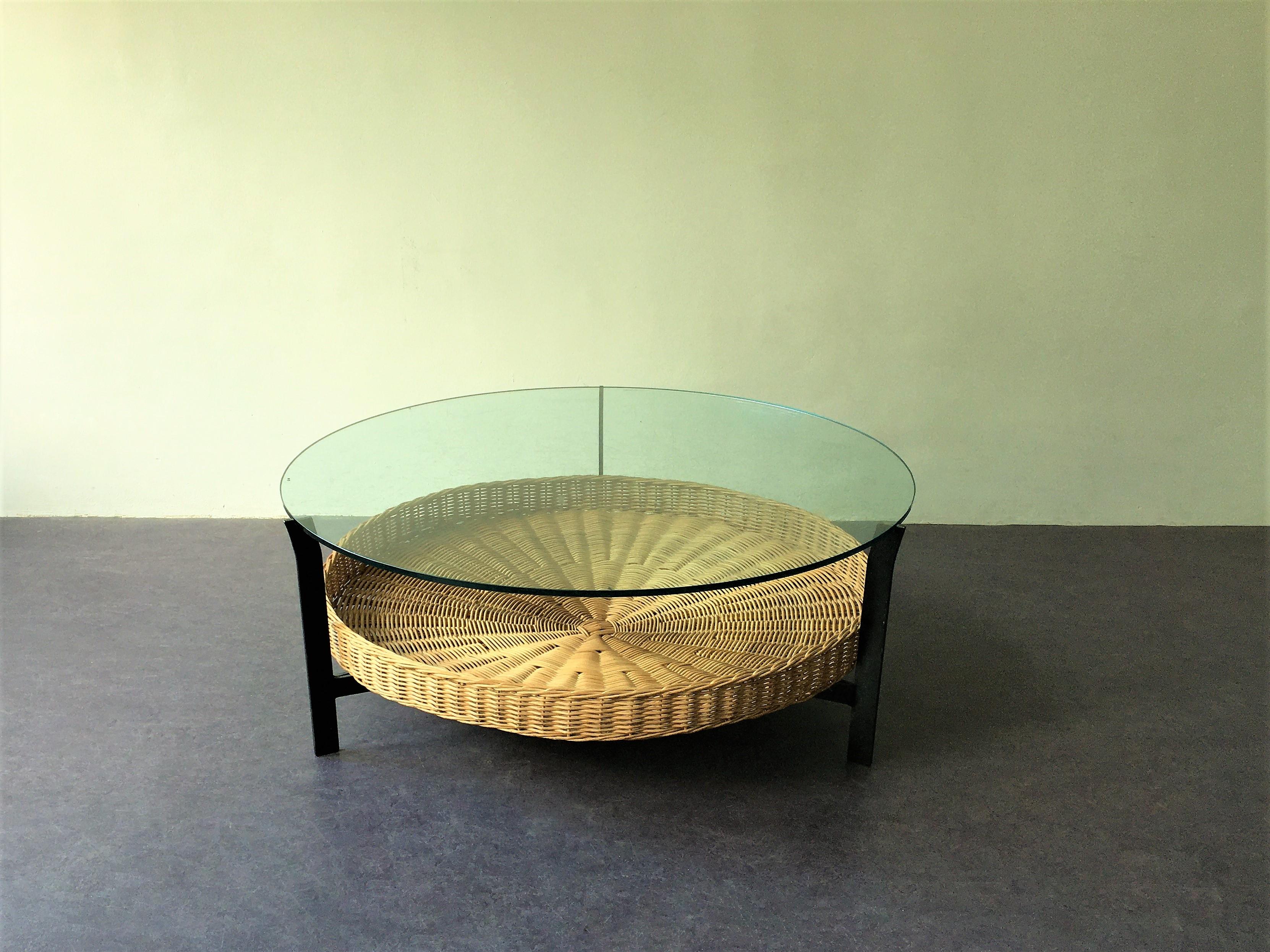 The design of this table does show similarities to the designs and productions of Janni van Pelt, Martin Visser and/or Rohé. It has some scratches to the glass top from use. The glass has two little spots that show that this is a high quality safety