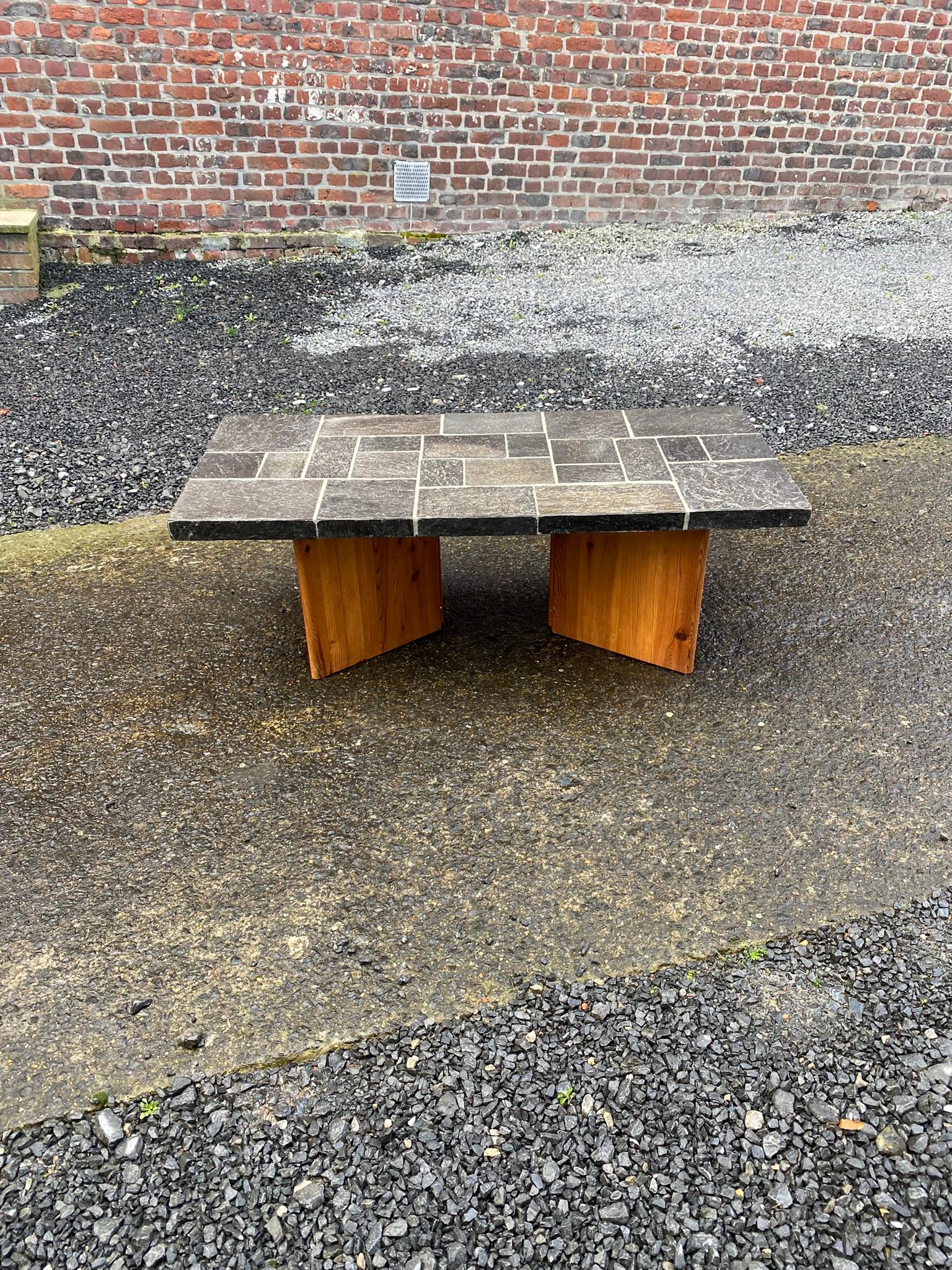 Vintage coffee table, pine and slate circa 1960.
Multiple possible positions for the feet.
The top is made of wood covered with thin slices of slate.
The tray is therefore not too heavy.