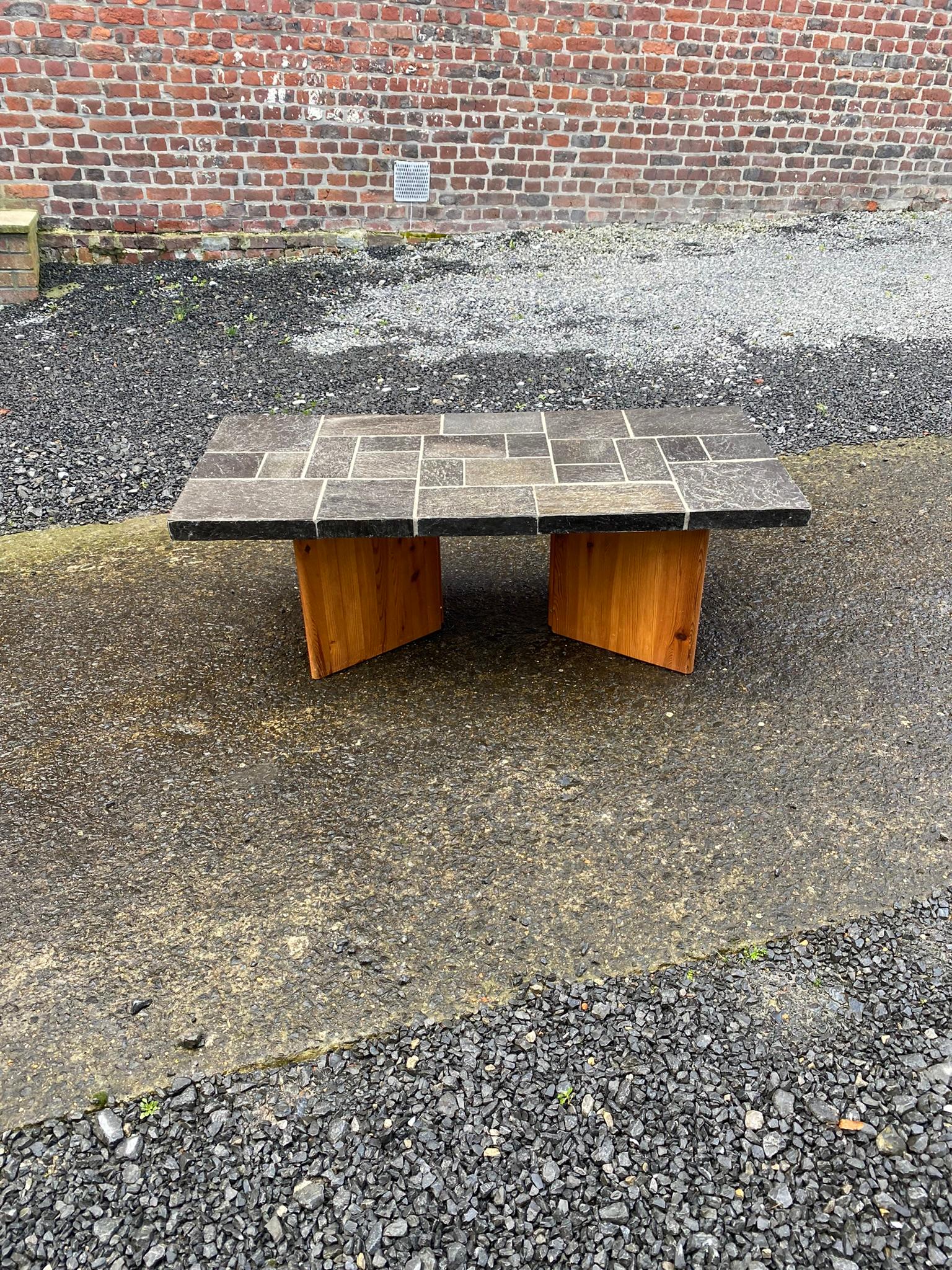 Table basse vintage en pin et ardoise, vers 1960.
Plusieurs positions possibles pour les pieds.
Le plateau est fait de bois recouvert de fines tranches d'ardoise.
Le plateau n'est donc pas trop lourd.