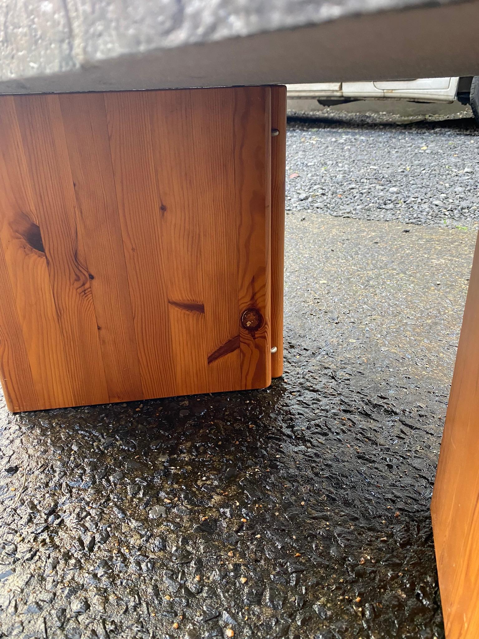 Table basse vintage en pin et ardoise, datant d'environ 1960 en vente 1