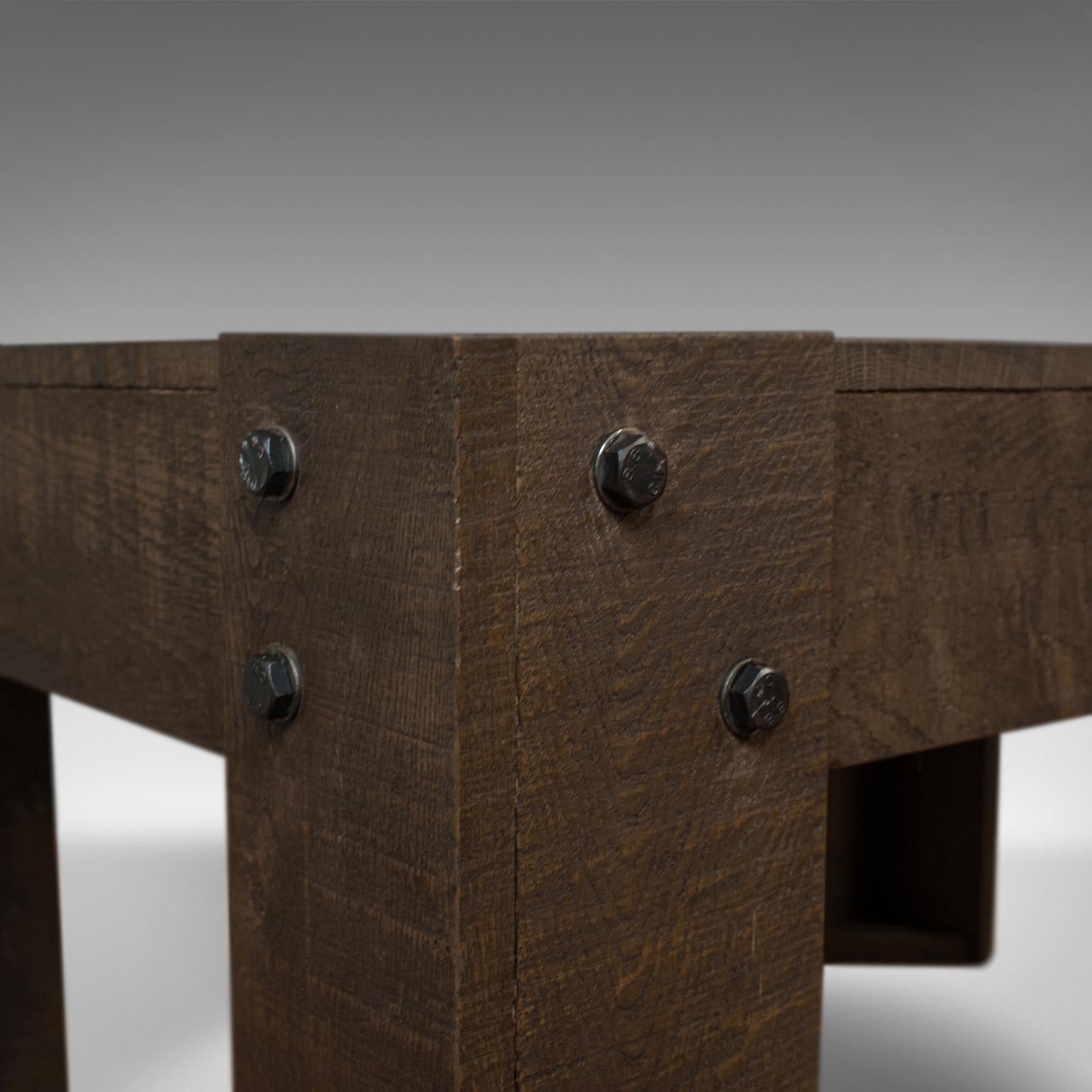 20ième siècle Table basse vintage rustique, anglaise, chêne, d'appoint, industrielle en vente