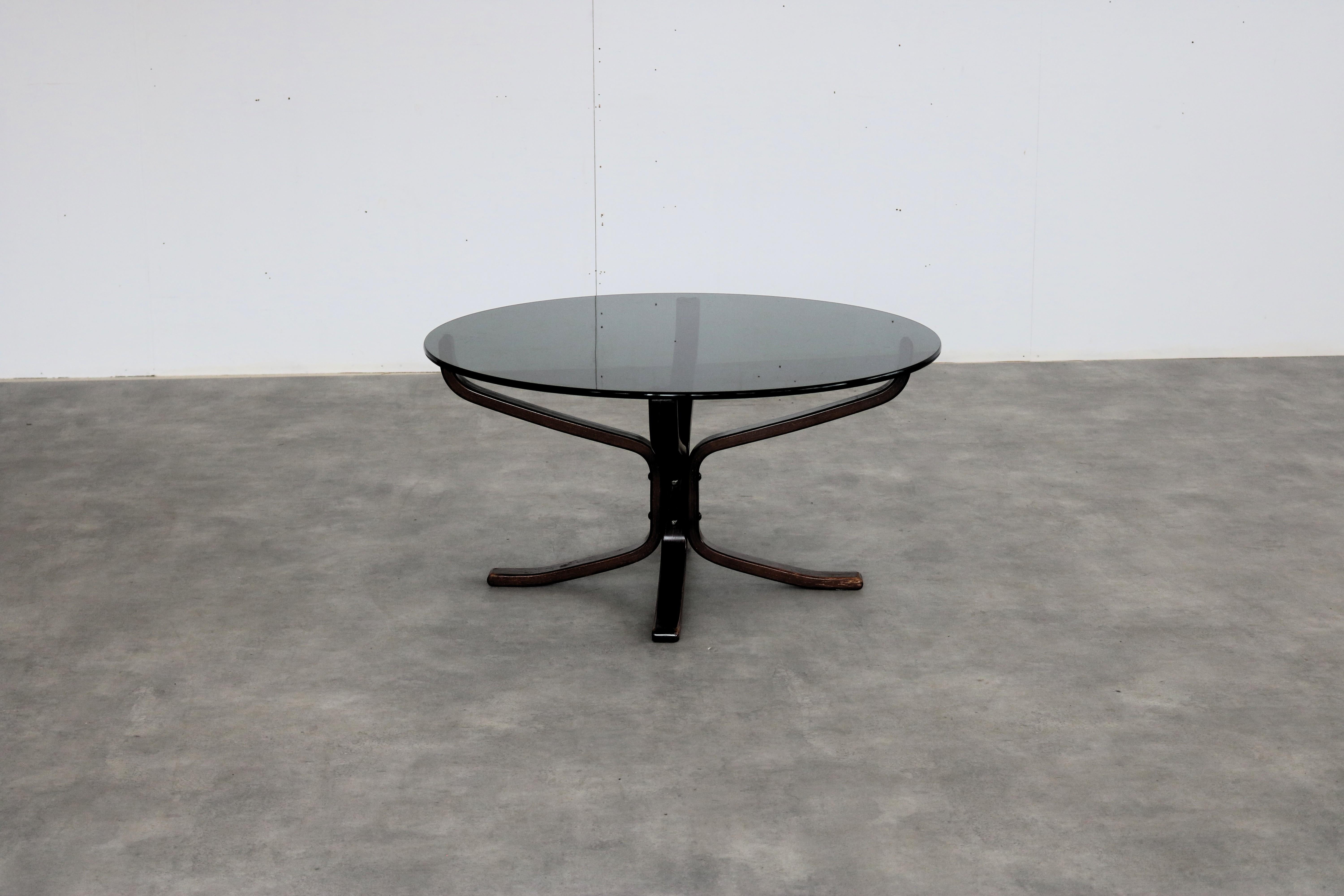Mesa de centro vintage  mesa auxiliar  1970s  Vatne Möbler

Periodo  1970s
Diseño  Halcón  Sigurd Ressel  Vatne Möbler  Noruega
Condición  Bien  Pequeños signos de desgaste
Talla  45 x 90 x 90 cm (Alto x Ancho x Fondo)

Detalles  Madera;
