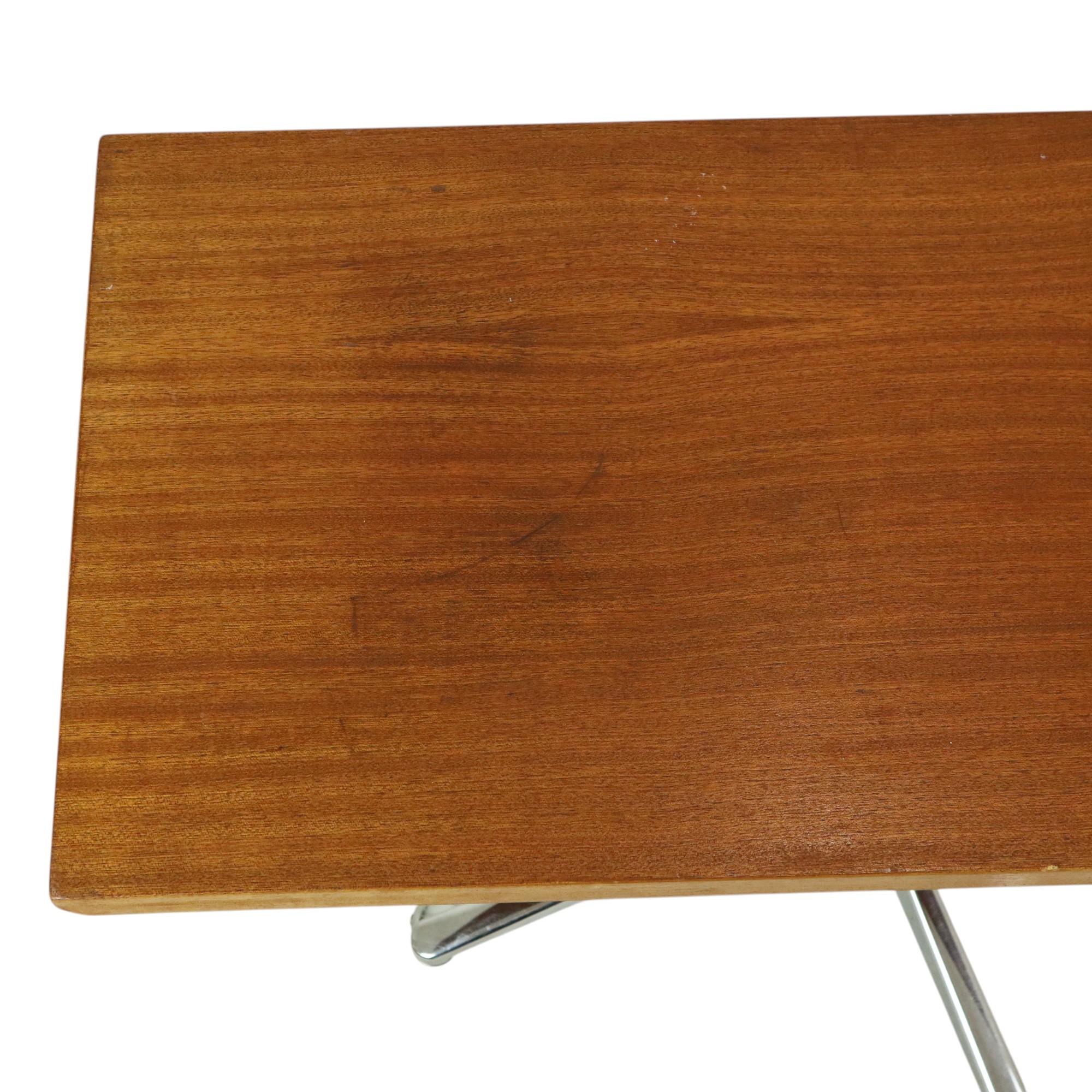 Table basse vintage avec plateau en bois et roues chromées 90 cm en vente 4