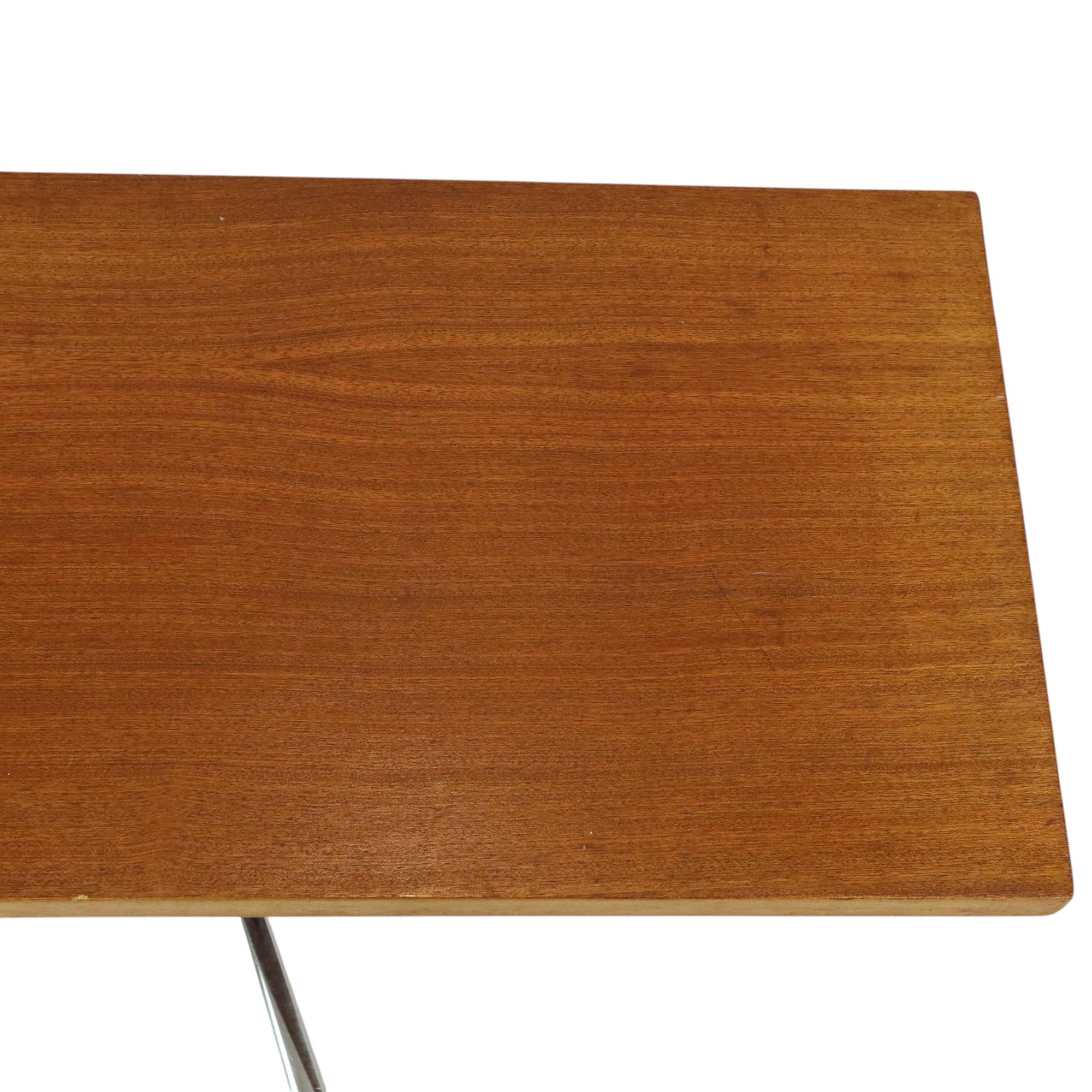 Table basse vintage avec plateau en bois et roues chromées 90 cm en vente 5