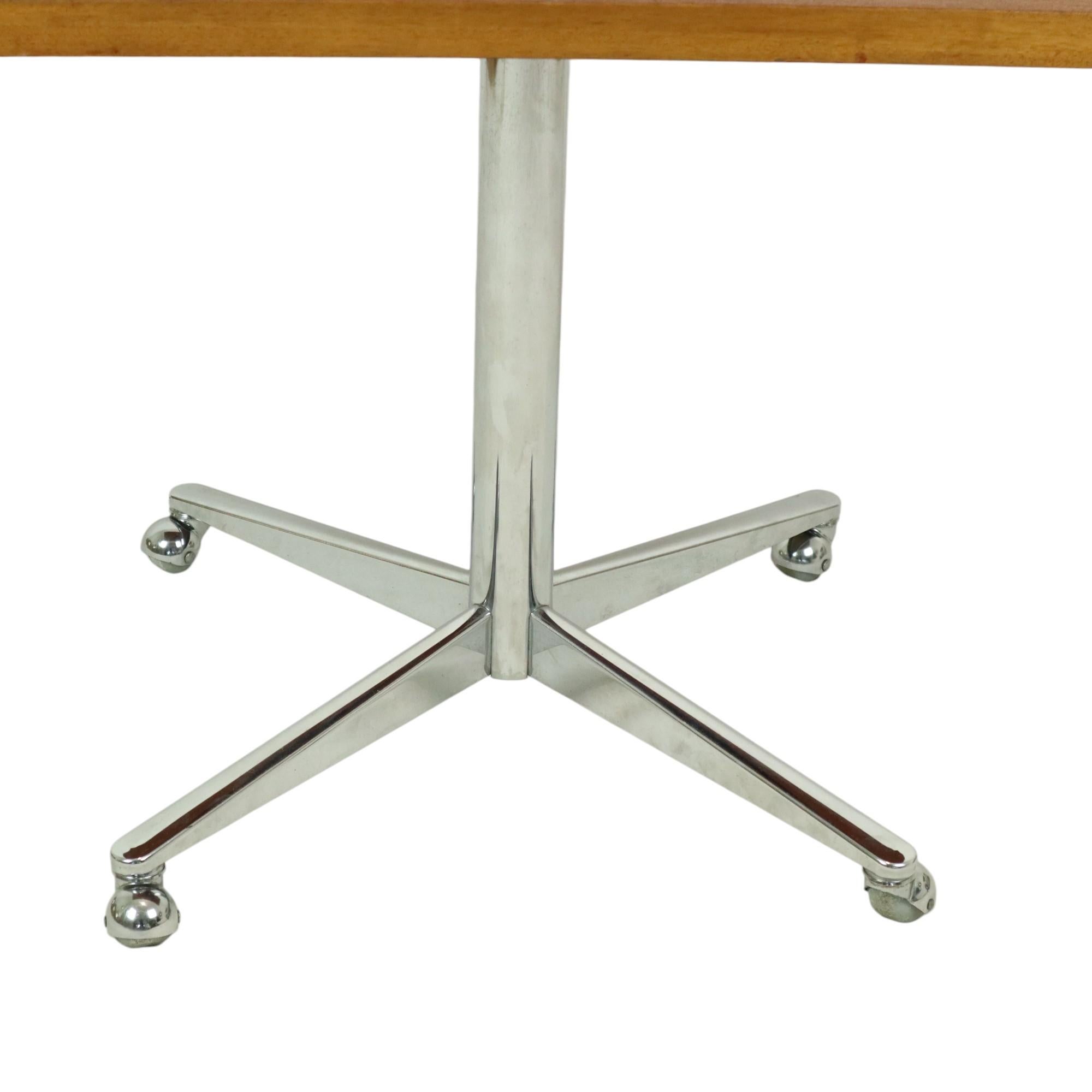Table basse ou table d'appoint vintage composée d'un plateau en bois plaqué teck et d'une base chromée mobile grâce aux roues chromées, le plateau est également rotatif, design intemporel des années 60-70. Objet très fonctionnel qui s'intègre