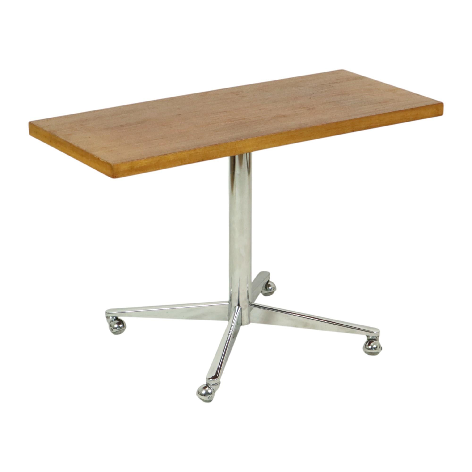 Européen Table basse vintage avec plateau en bois et roues chromées 90 cm en vente