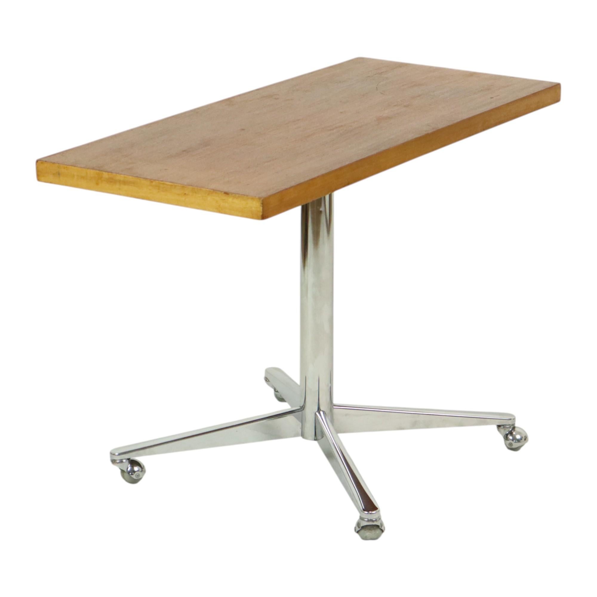 Table basse vintage avec plateau en bois et roues chromées 90 cm Bon état - En vente à Poperinge, BE