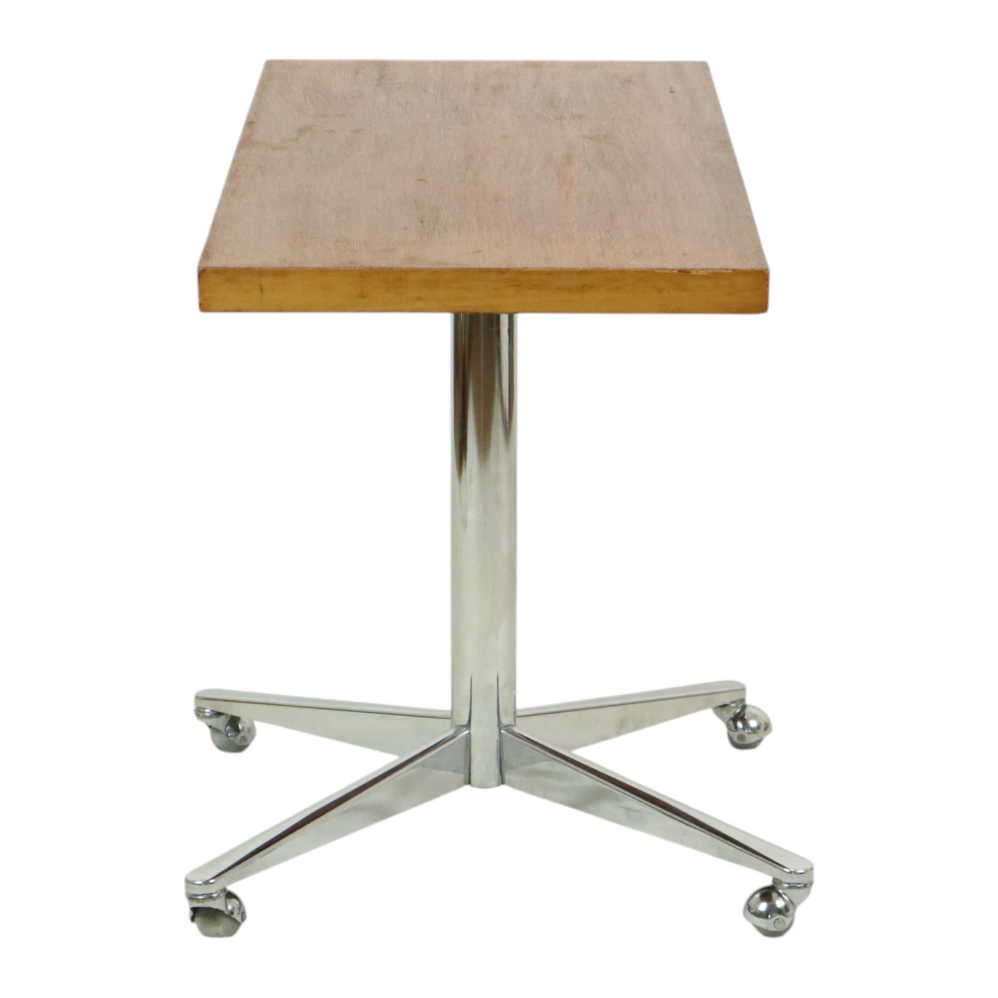 Fin du 20e siècle Table basse vintage avec plateau en bois et roues chromées 90 cm en vente