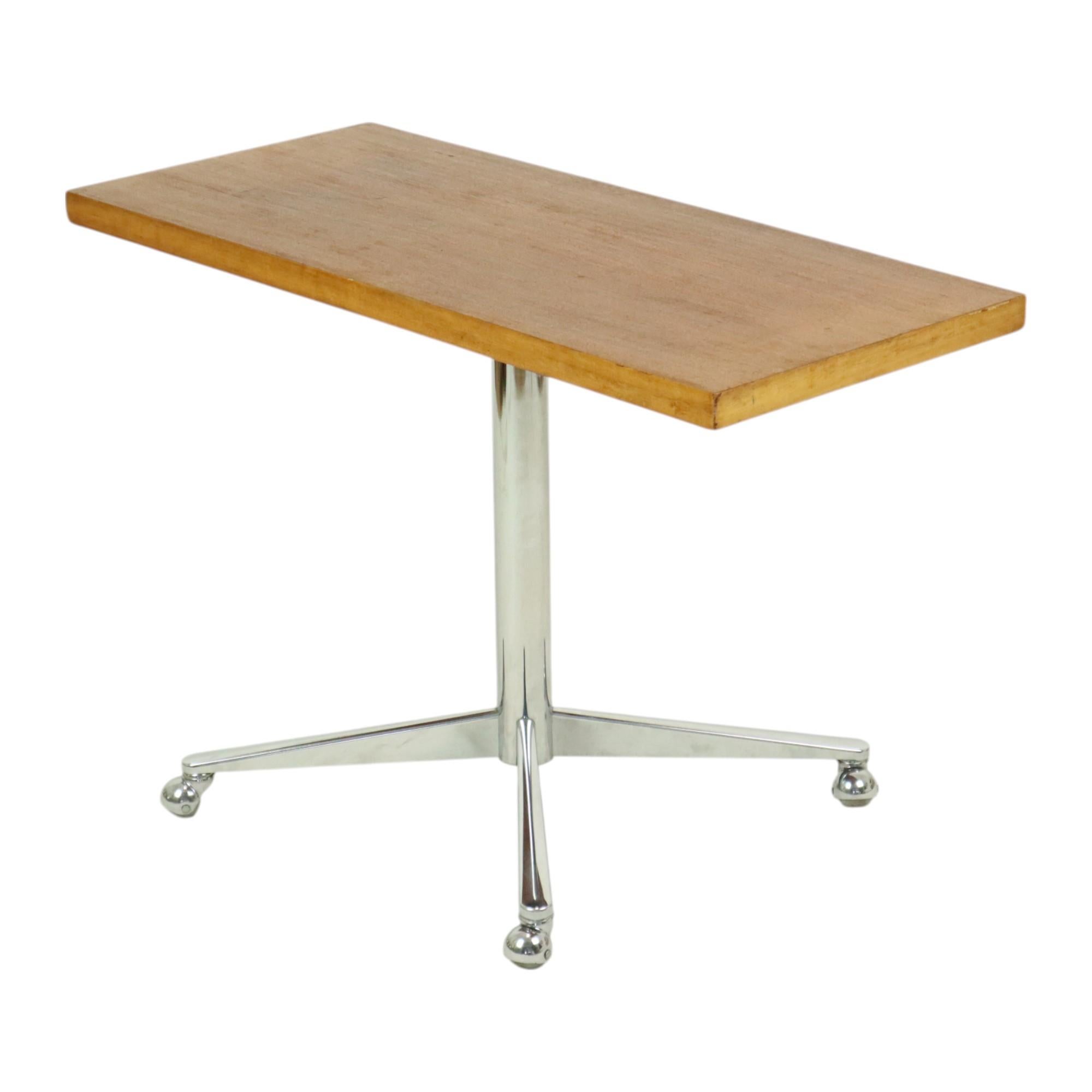 Chrome Table basse vintage avec plateau en bois et roues chromées 90 cm en vente