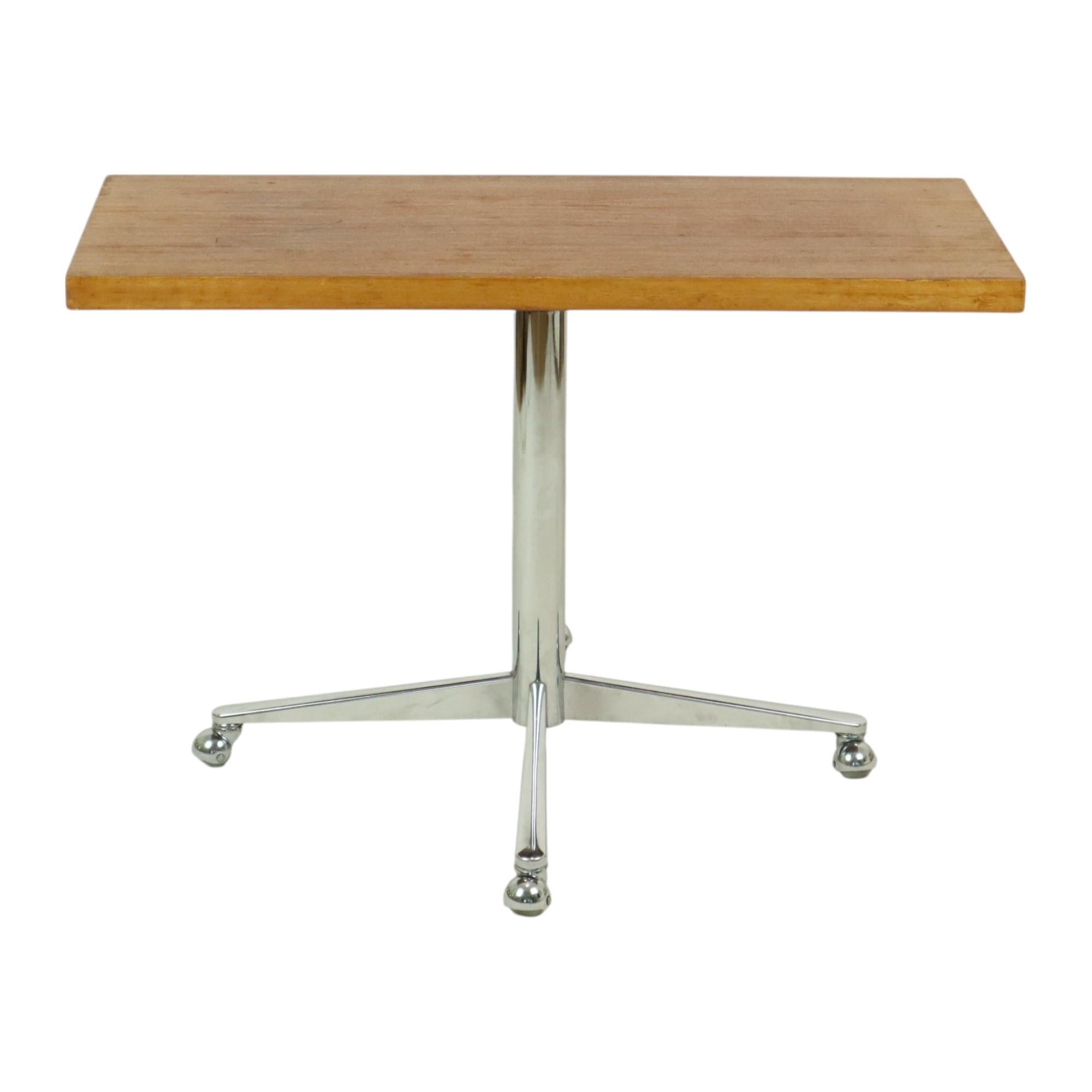 Table basse vintage avec plateau en bois et roues chromées 90 cm en vente 1