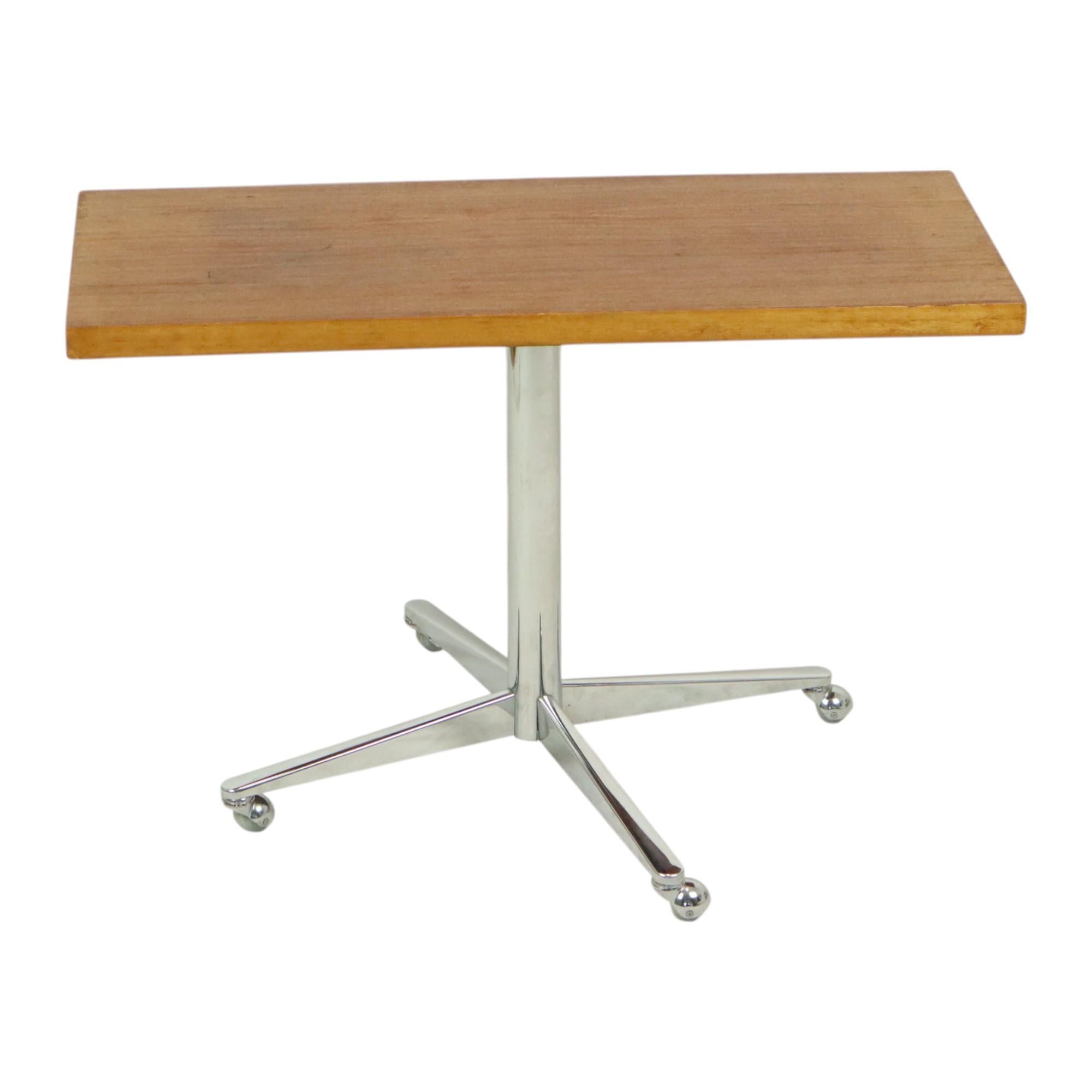 Table basse vintage avec plateau en bois et roues chromées 90 cm en vente 2