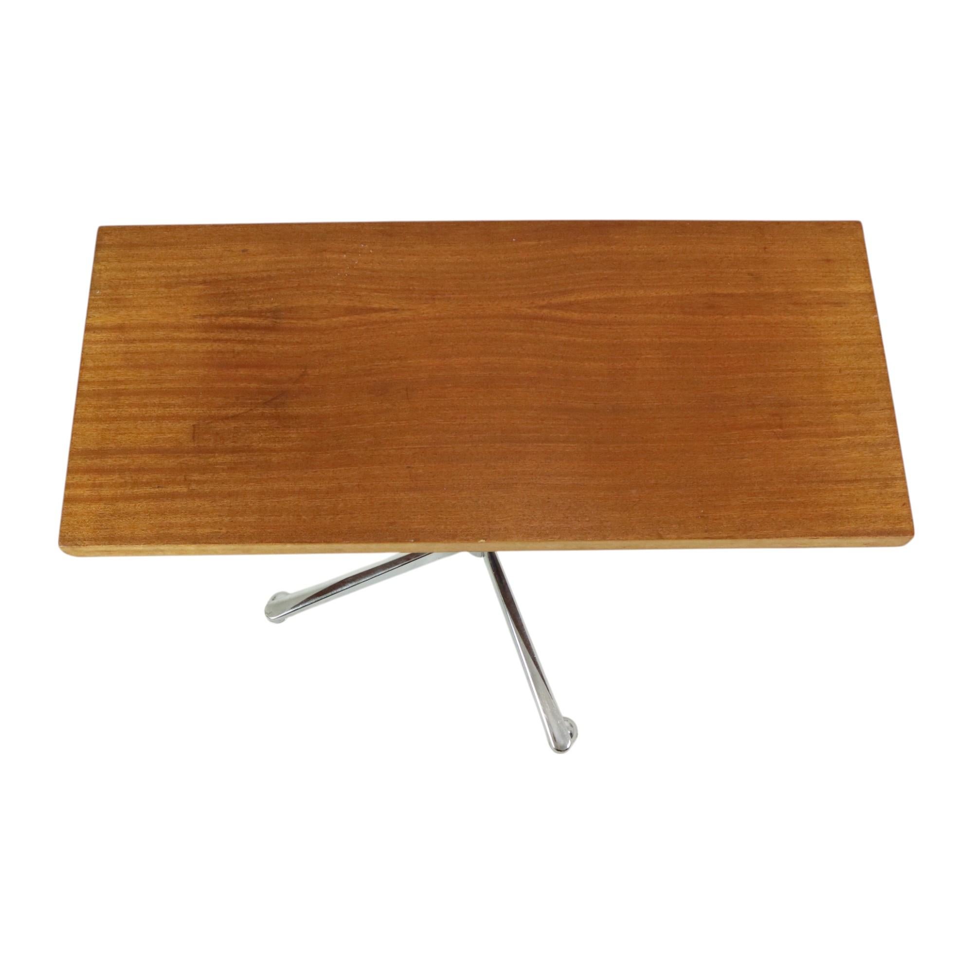 Table basse vintage avec plateau en bois et roues chromées 90 cm en vente 3
