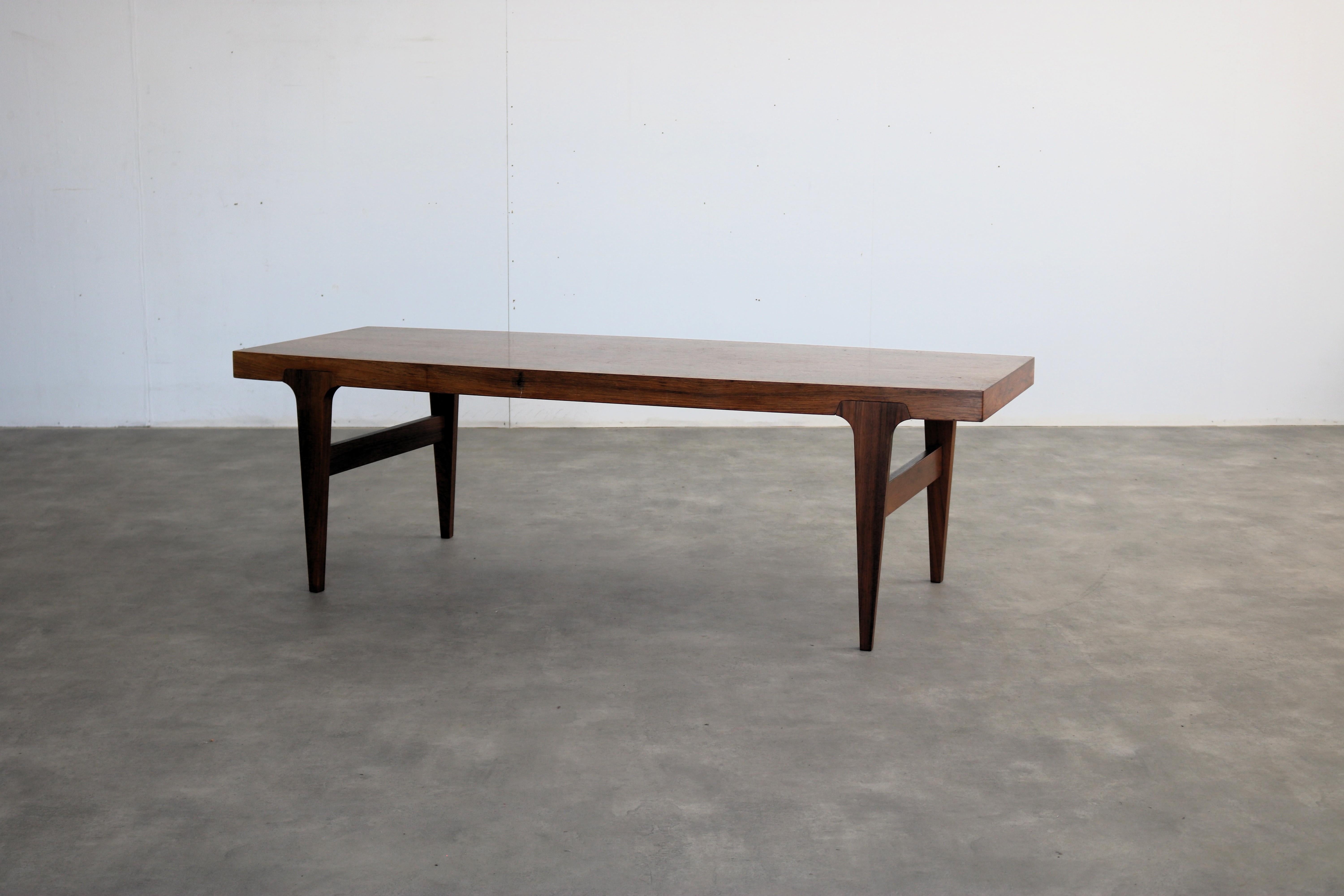 Table basse vintage  tableau  1960s  Danois

Période  1960s
Design  Inconnu  Style : Johannes Andersen  Danemark
Condit  Bon  Signes d'usure mineurs
Taille  50 x 158 x 64,5 cm (H x L x P)

Détails  Bois de rose

Numéro de l'article  2918