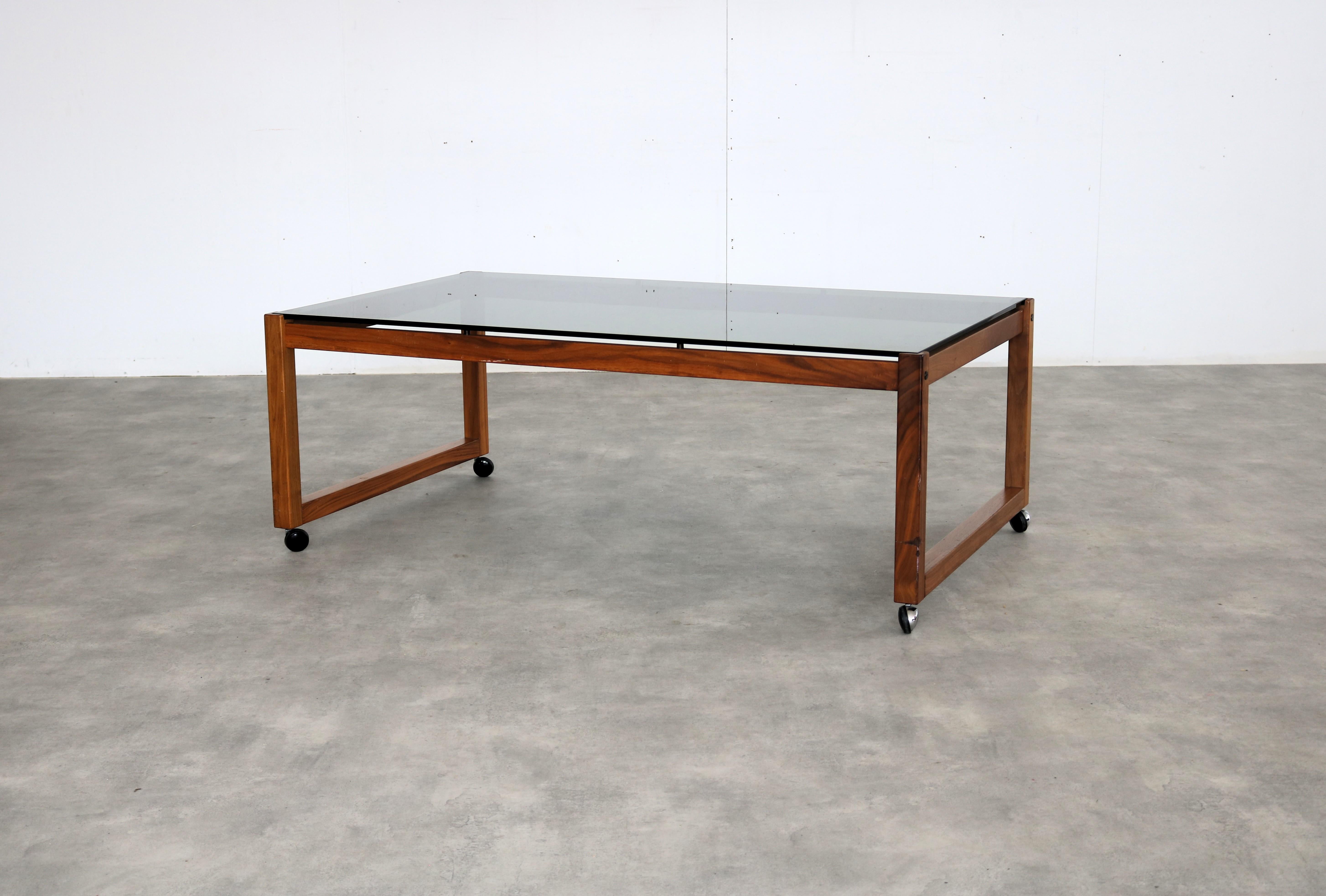 
tavolino vintage  Tavolo  1960s  Svedese

periodo  1960s
design  sconosciuto  Svezia
condizione  buono  piccoli segni d'uso
dimensione  50 x 137 x 82 (hxbxp)

dettagli  teak; vetro fumé;

numero dell'articolo  2844