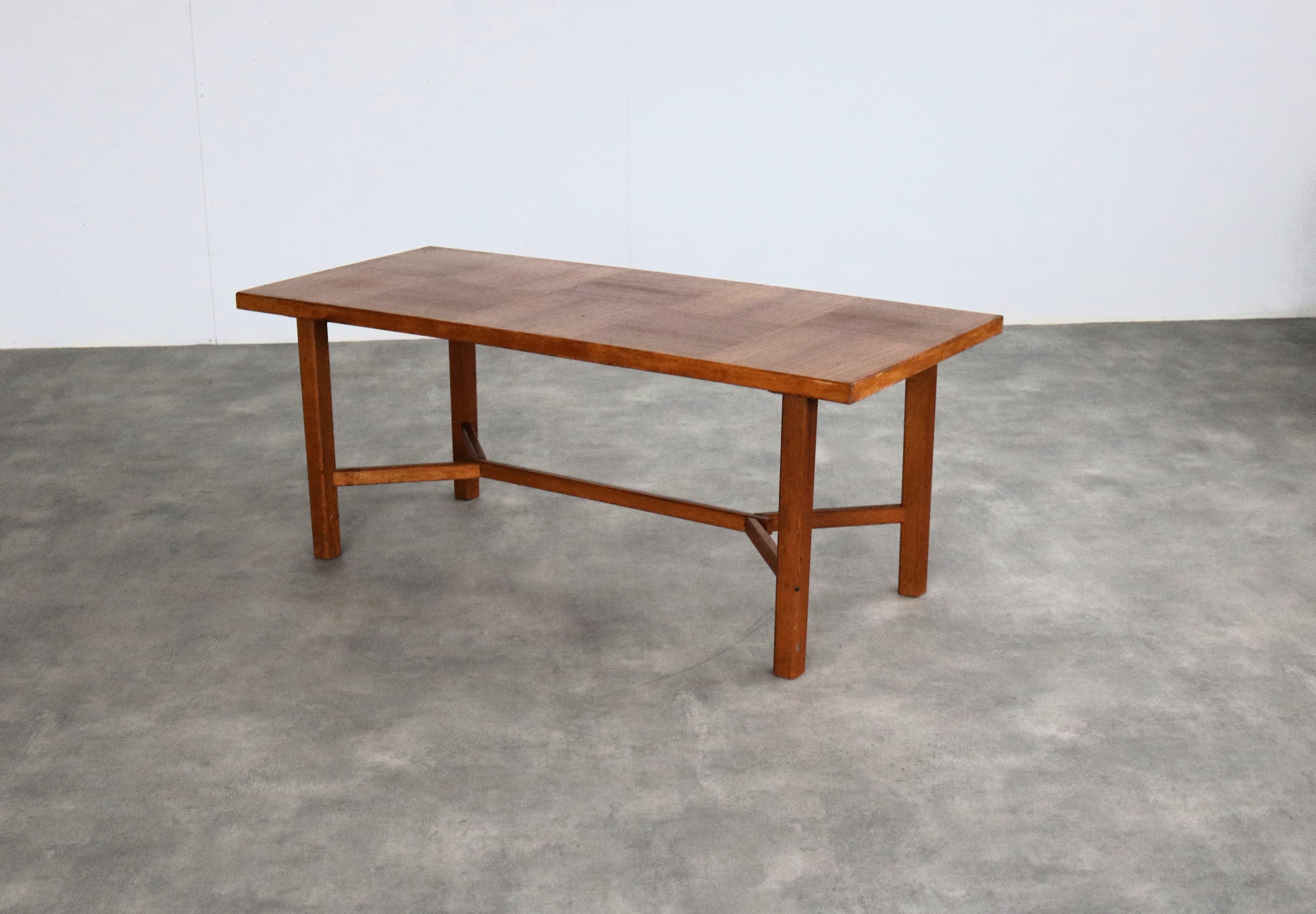 Vintage-Couchtisch  Tabelle  60s  Schweden

Zeitraum  60's
Entwurf  unbekannt  Schweden
Bedingung  gut  leichte Gebrauchsspuren
Größe  52 x 130 x 56 (HxBxT)

Details  Teakholz; Eiche;

Artikelnummer  2643