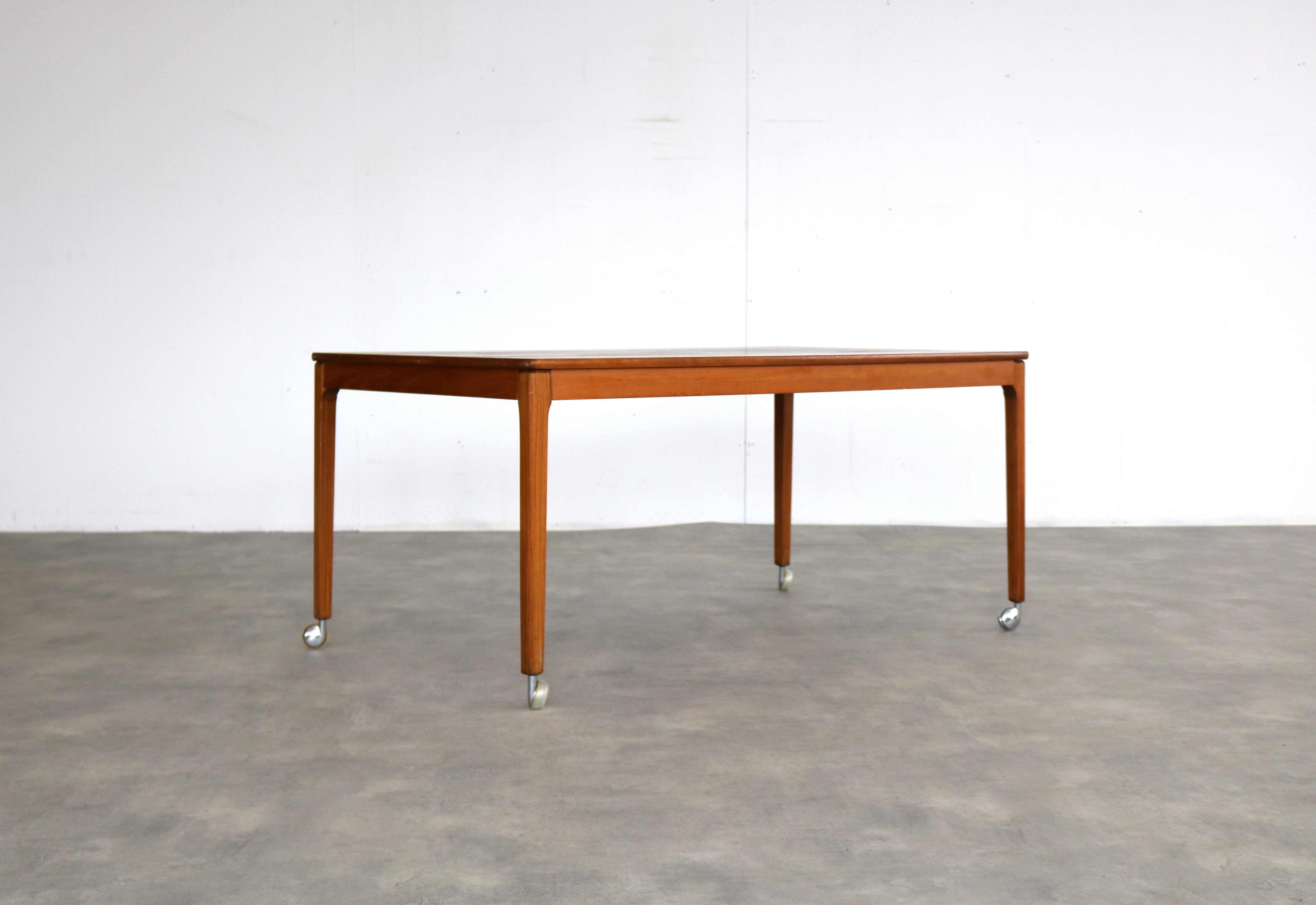 tavolino vintage  Tavolo  60s  Svedese

periodo  60's
design  sconosciuto  Svezia
condizione  buono  leggeri segni d'uso
dimensione  60 x 130 x 75 (hxlxp)

dettagli  teak; cromo;

numero di articolo  2397
