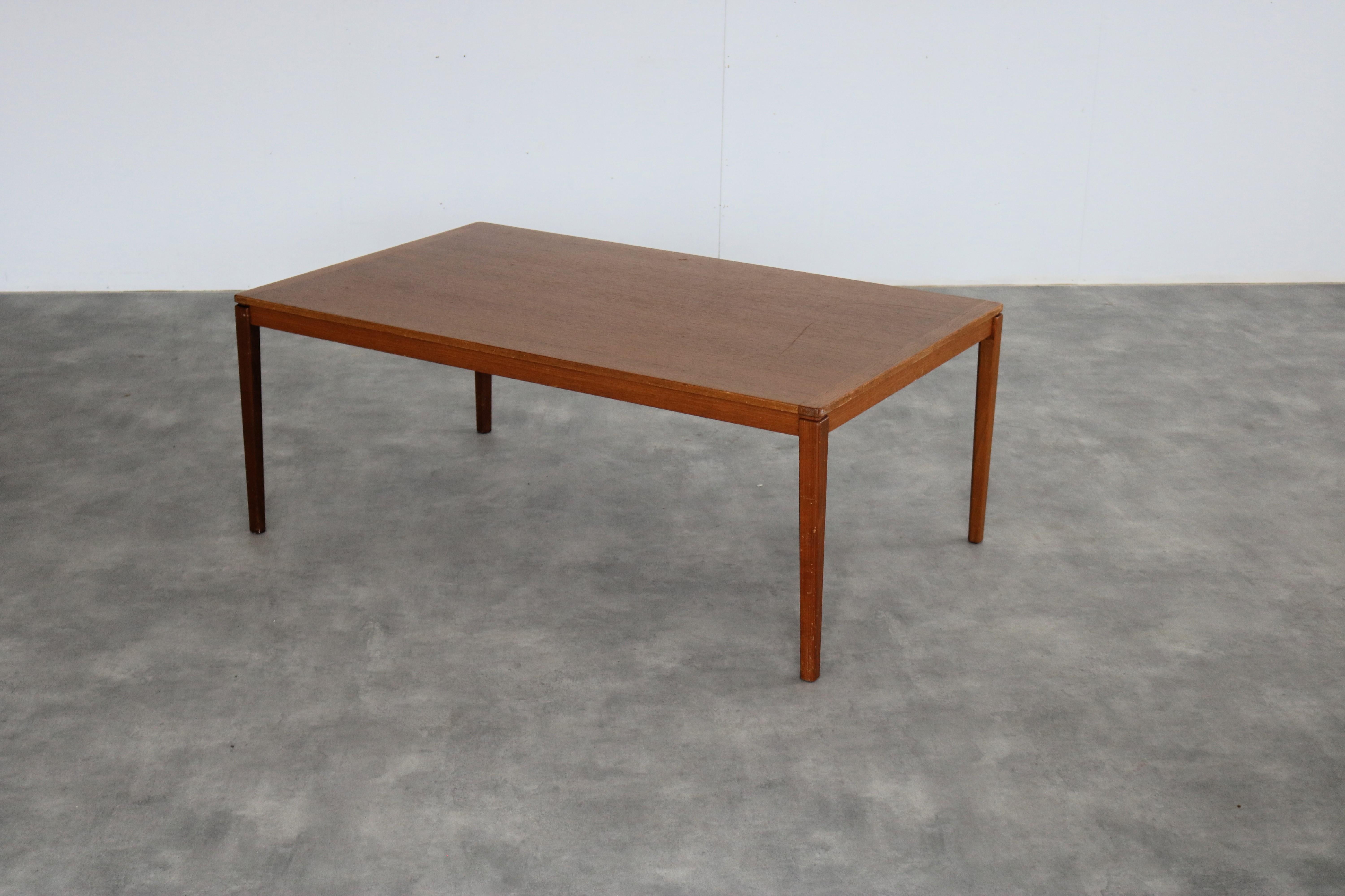 table basse vintage  tableau  60s  Suédois

période  60's
Design/One  inconnu  Suède
condition  bon  légers signes d'utilisation
taille  53 x 135 x 83 (hxwxd)

détails  teck ;

numéro d'article  2609