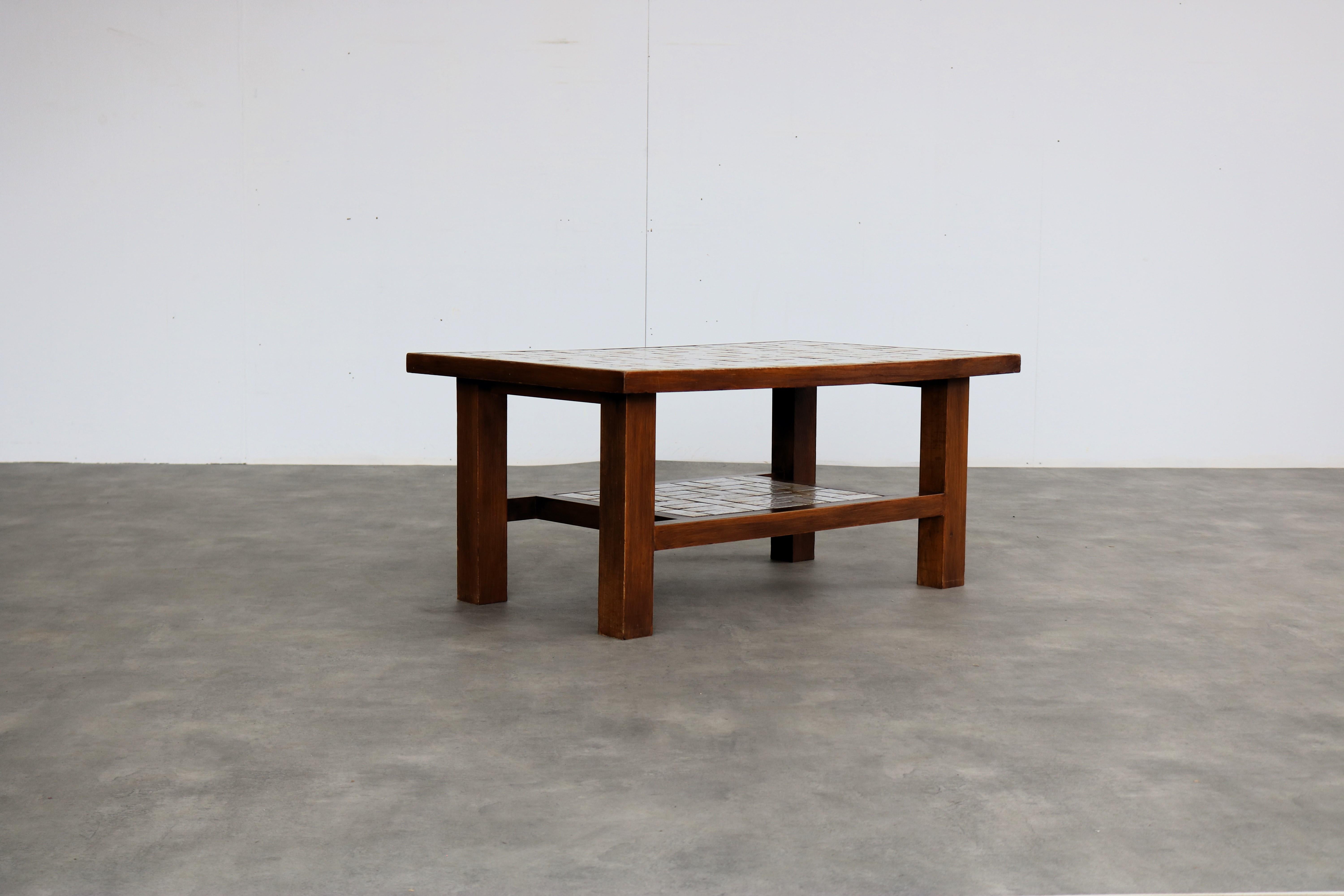 tavolino vintage  Tavolo  70s

periodo  70s
design  sconosciuto
condizione  buono  leggeri segni d'uso 
dimensione  47 x 103 x 63 (hxlxp) 

dettagli  teak; piastrelle per pavimenti; 

numero di articolo  2417