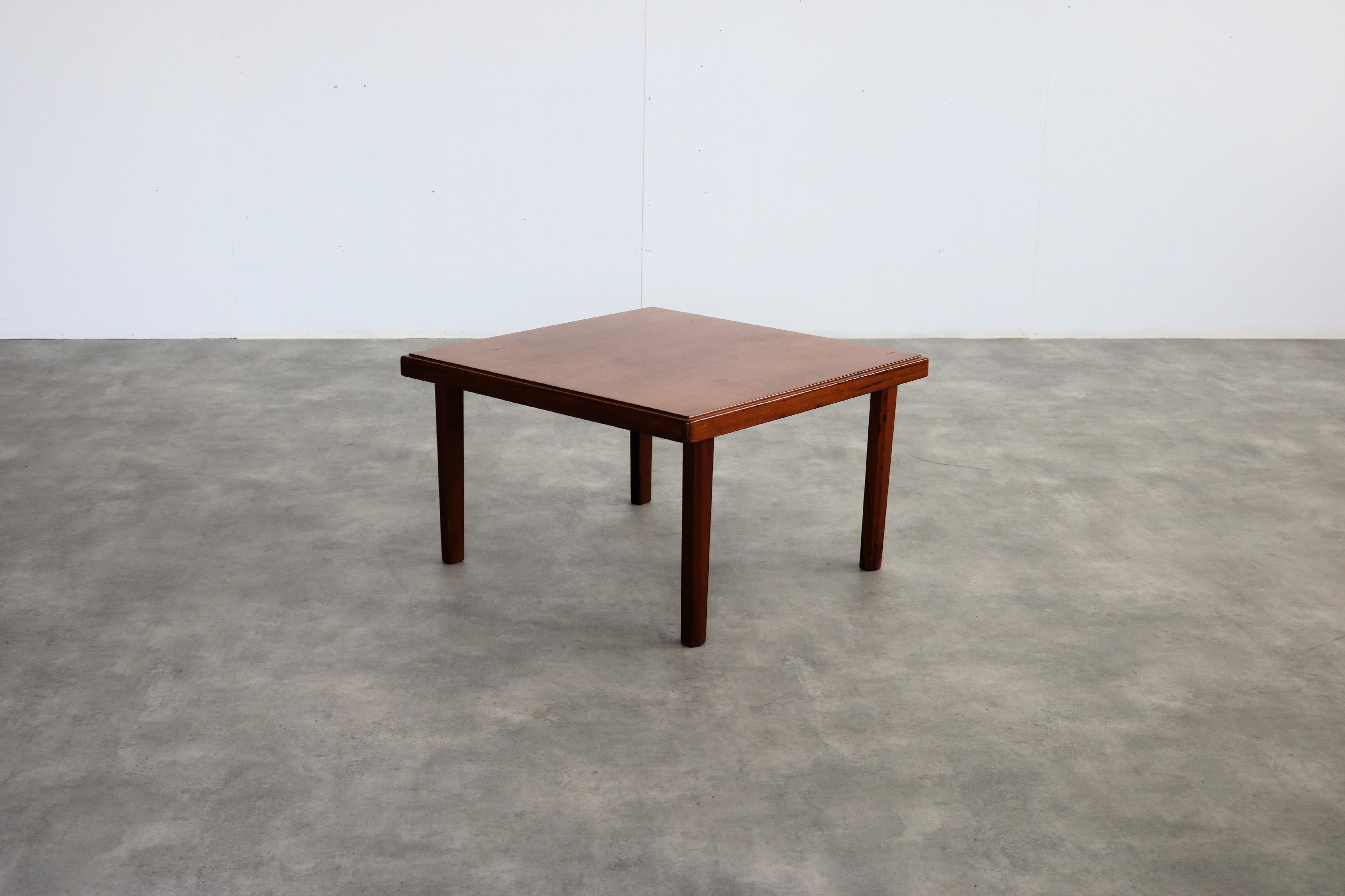 table basse vintage  tableau  teck  60's

période  60's
Design/One  inconnu  Suède
condition  bon  légers signes d'utilisation
taille  40 x 68 x 68 (hxwxd) 

détails  teck ;

numéro d'article  2488