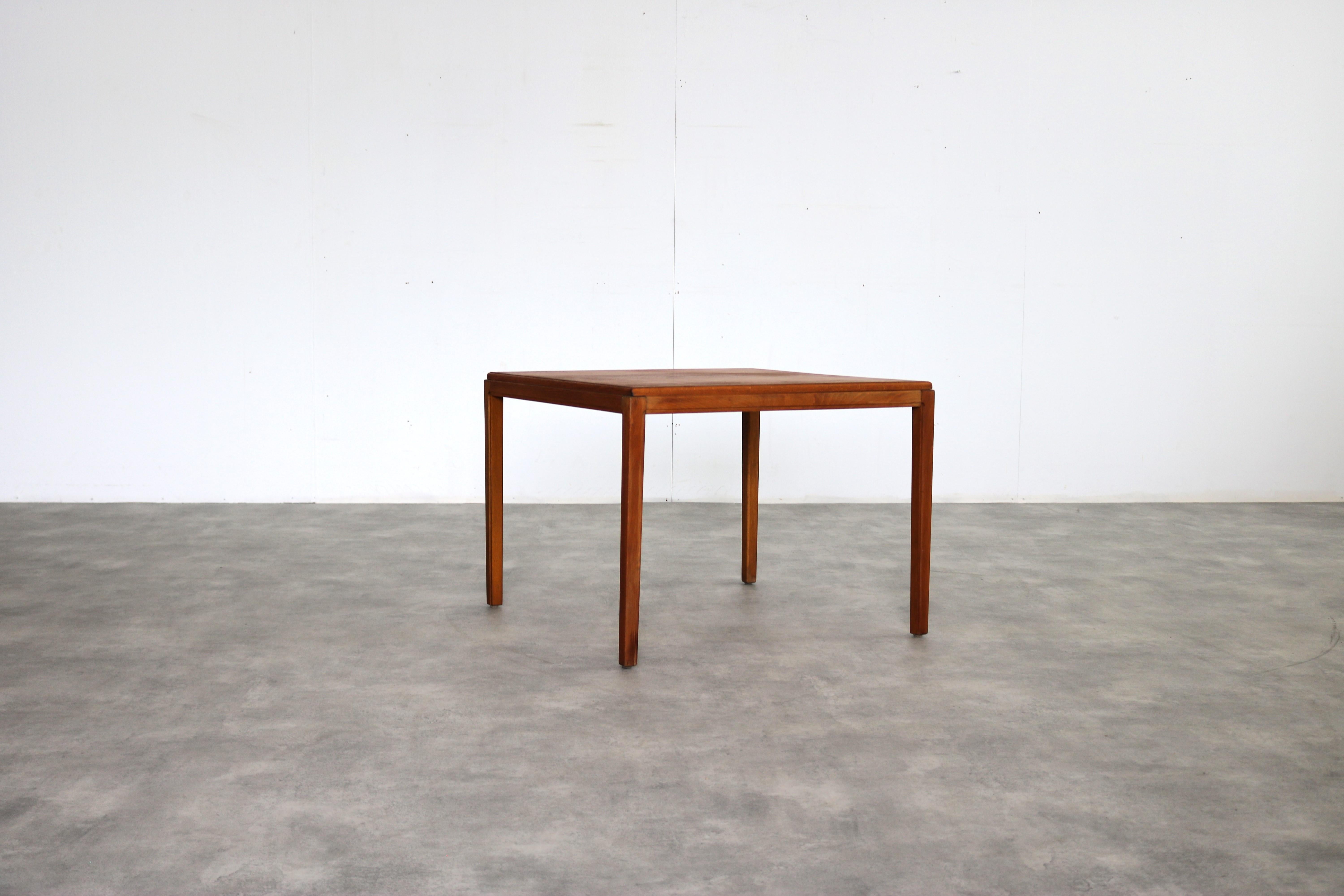 table basse vintage  tableau  teck  60's

période  60's
Design/One  inconnu  Suède
condition  bon  légers signes d'utilisation
taille  53 x 70 x 70 (hxwxd) 

détails  teck ;

numéro d'article  2488