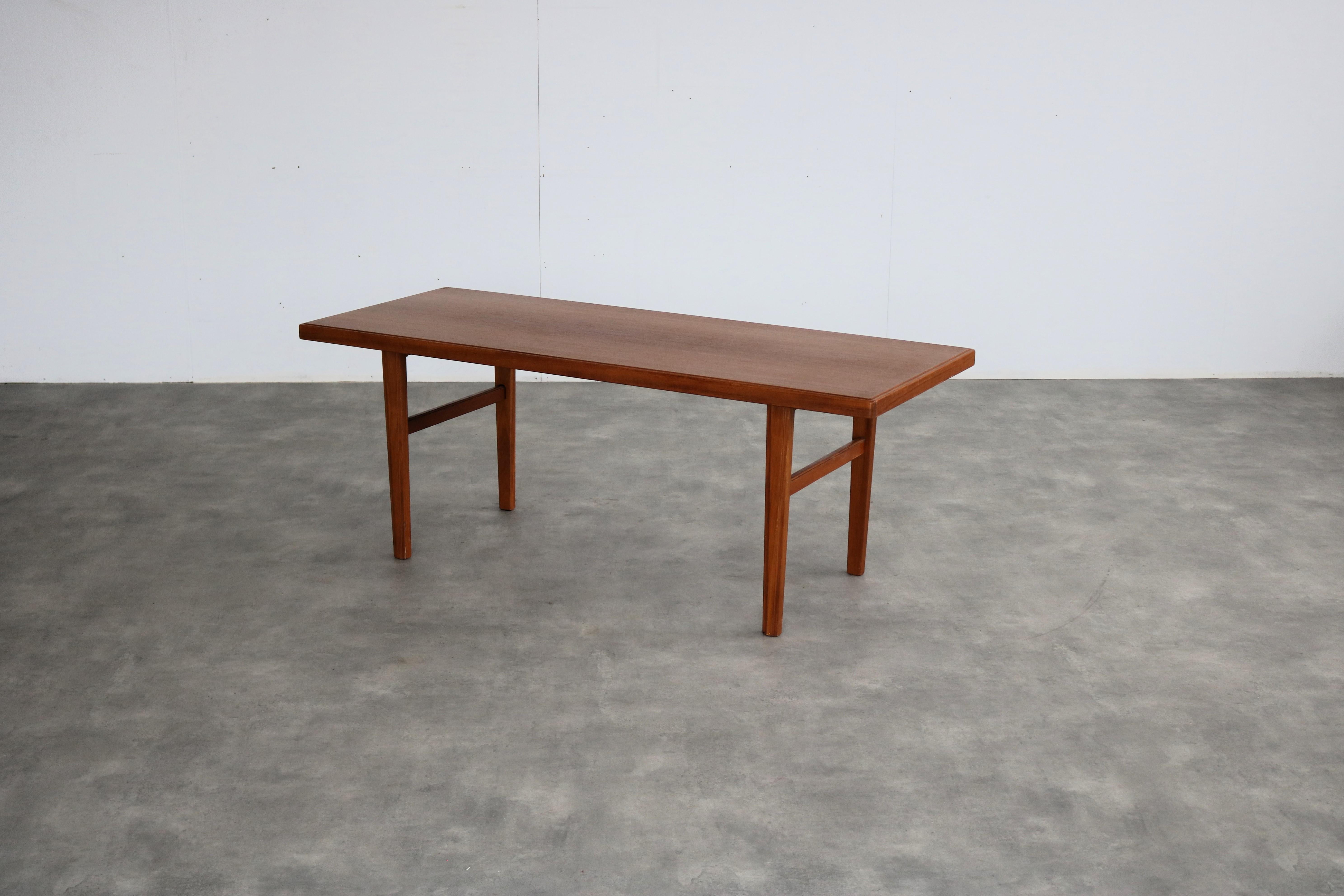 tavolino vintage  Tavolo  Teak  60s  Svezia

periodo  60's
design  sconosciuto  Svezia
condizione  buono  leggeri segni d'uso
dimensioni della scrivania  57 x 150 x 61 (hxlxp)

dettagli  teak;

numero di articolo  2651