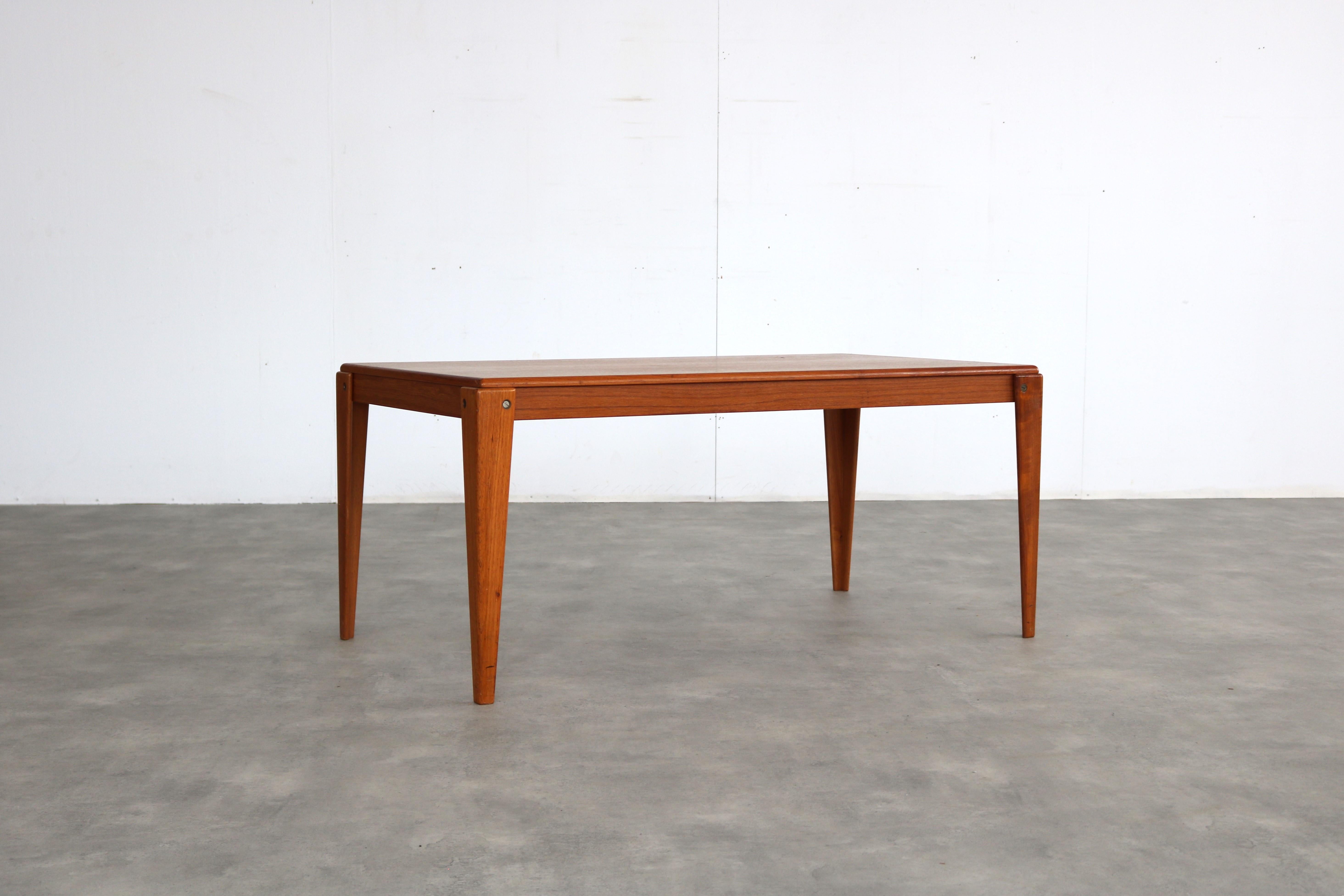 tavolino vintage  Teak  60s  Svedese

periodo  60's
design  sconosciuto  Svezia
condizione  buono  leggeri segni d'uso
dimensione  54 x 120 x 64 (hxlxp) 

dettagli  teak;

numero di articolo  2358