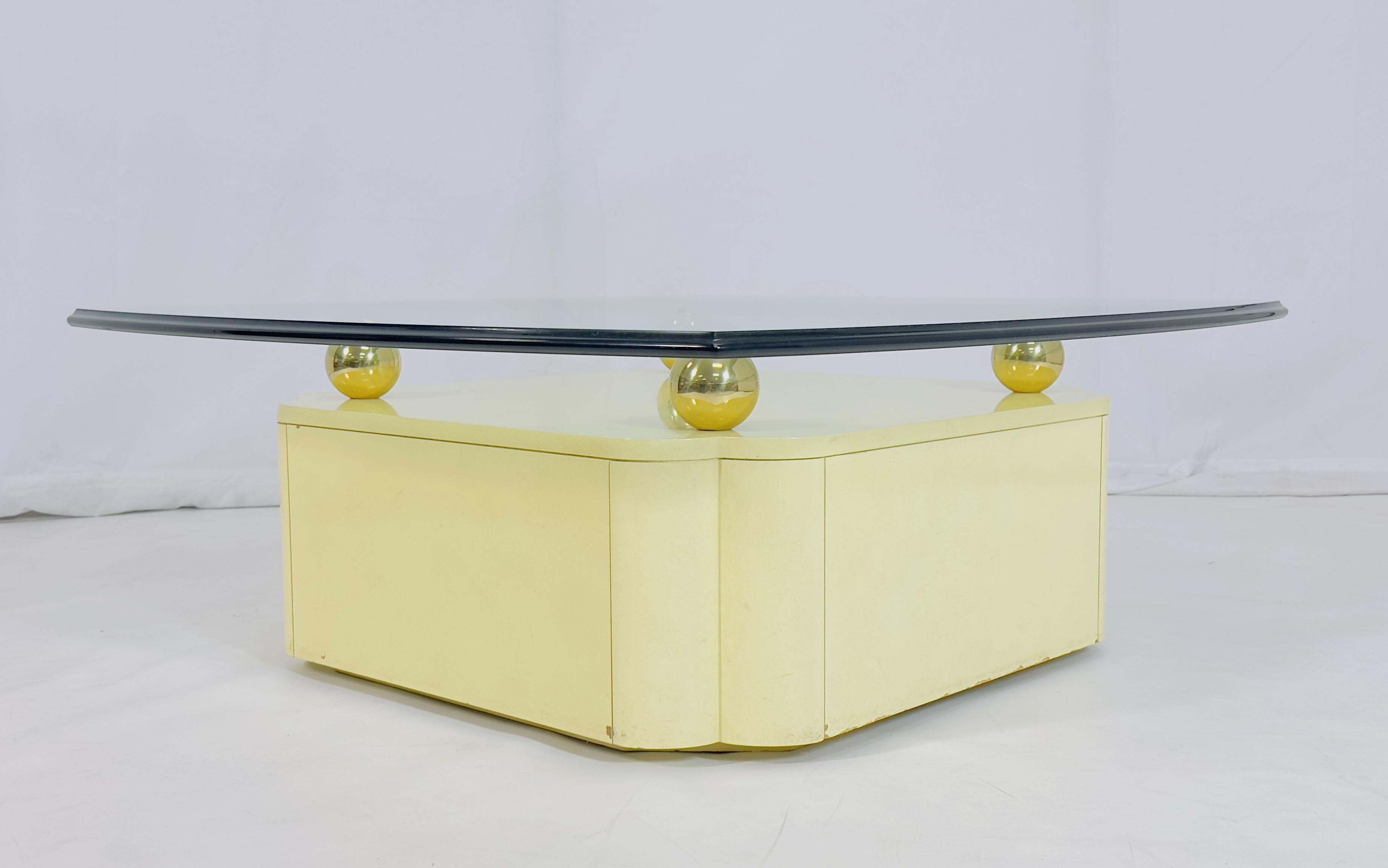 Table basse vintage avec accents en laiton et plateau en verre d'après Karl Springer en vente 2