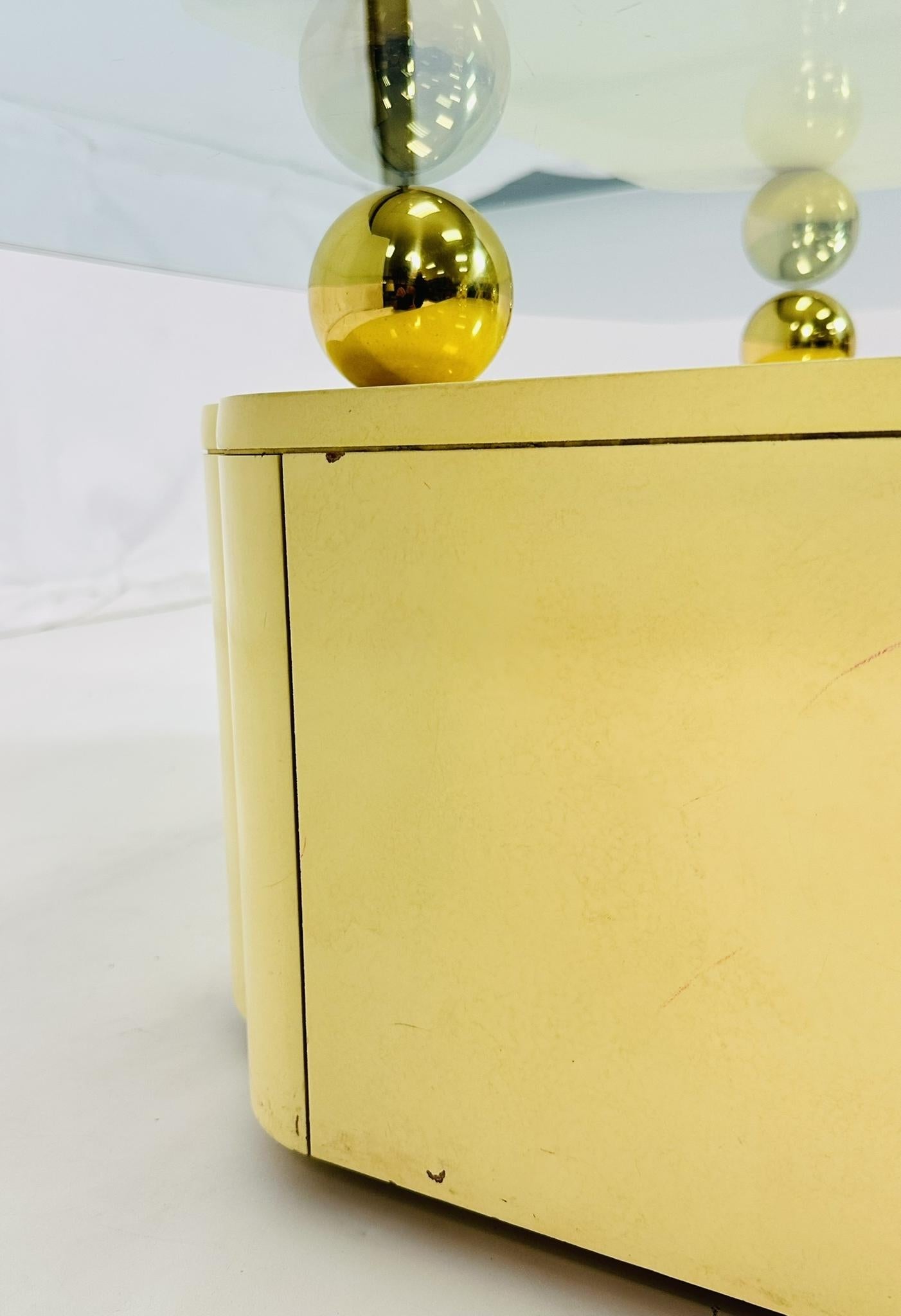 Table basse vintage avec accents en laiton et plateau en verre d'après Karl Springer en vente 4