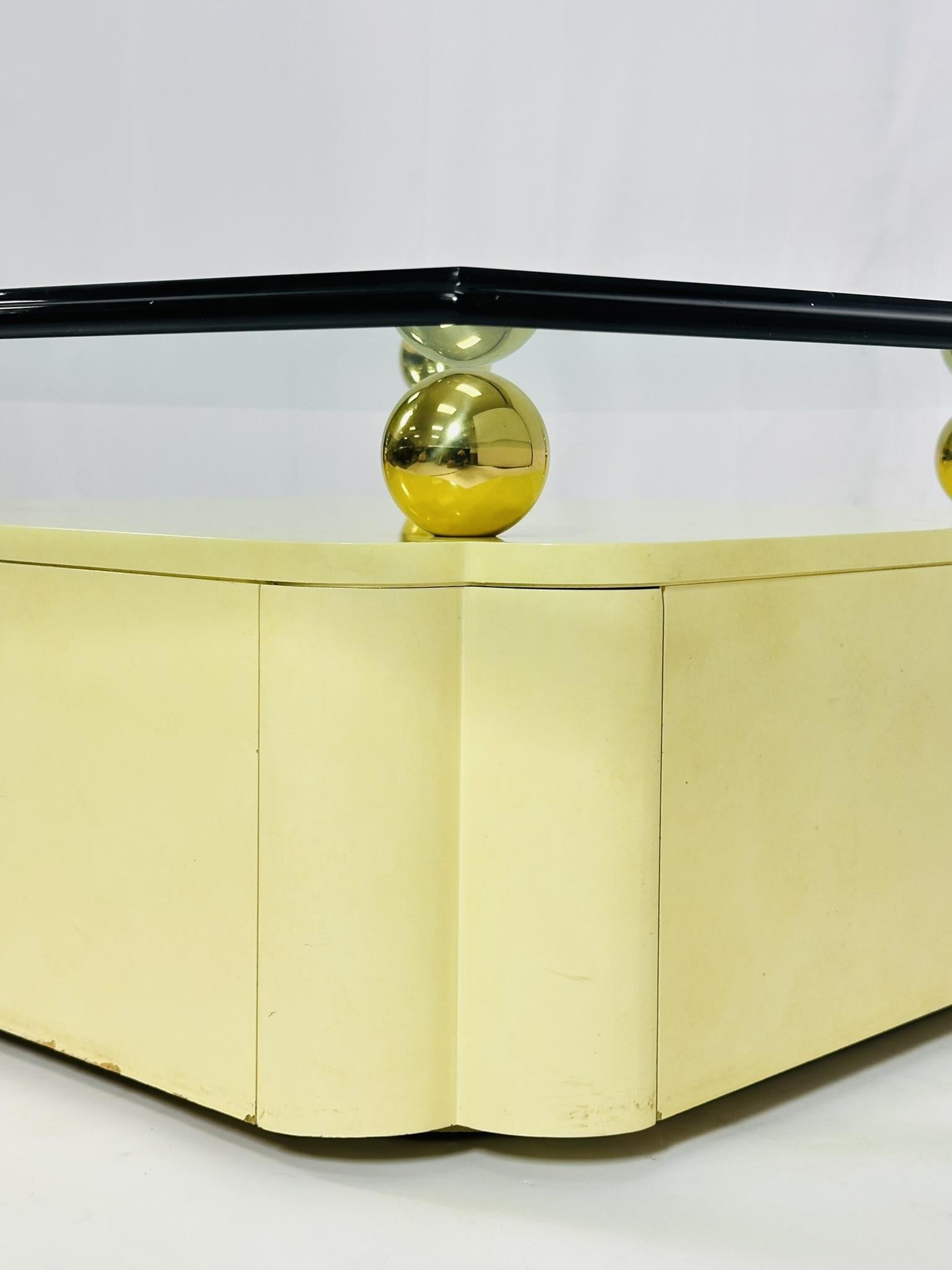 Table basse vintage avec accents en laiton et plateau en verre d'après Karl Springer en vente 5