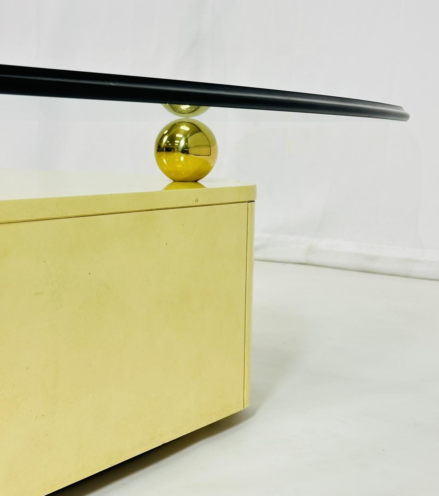 Table basse vintage avec accents en laiton et plateau en verre d'après Karl Springer en vente 6
